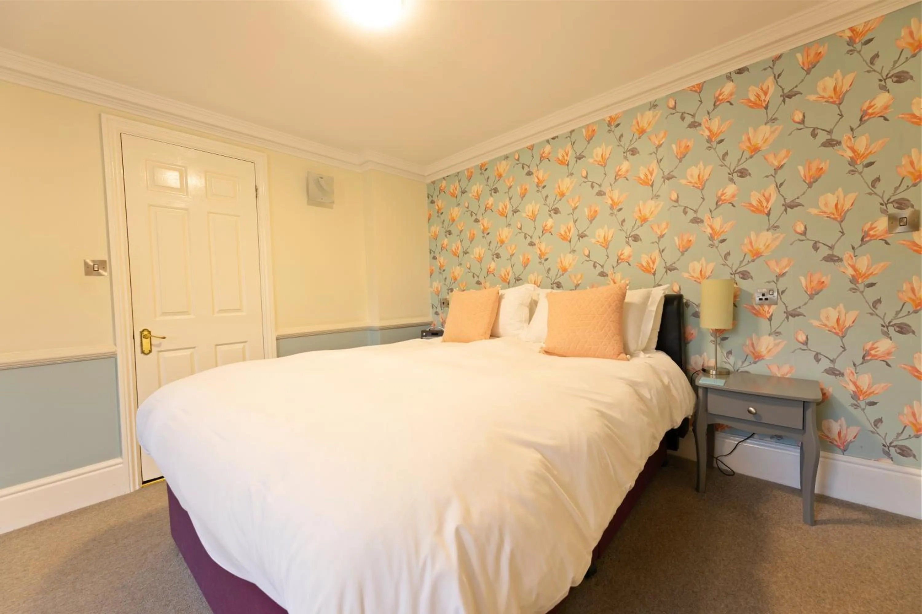 Photo of the whole room, Bed in Woodlands Lodge Hotel