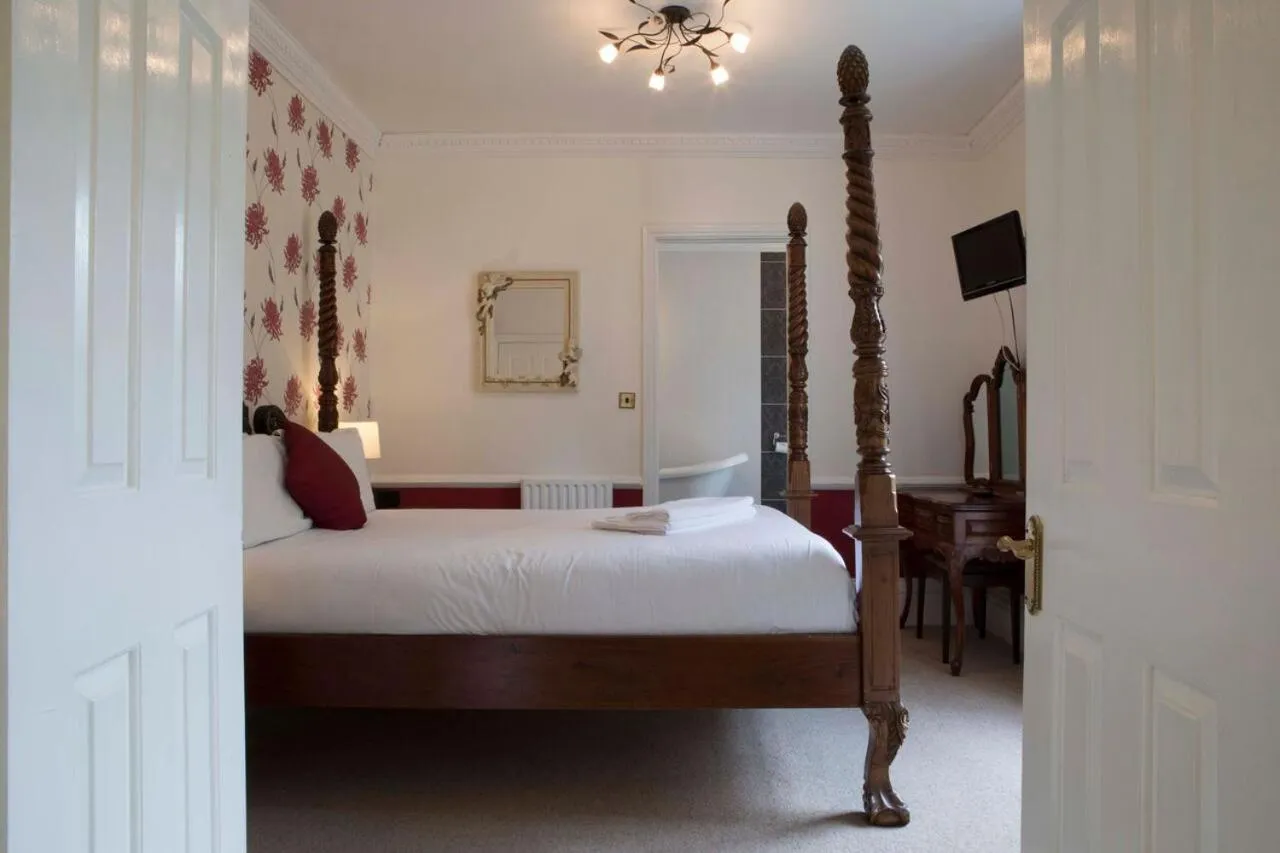 Photo of the whole room, Bed in Woodlands Lodge Hotel