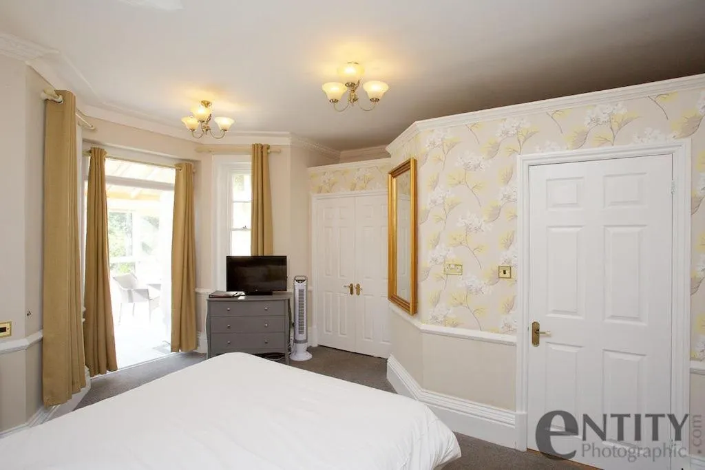 Bedroom, Bed in Woodlands Lodge Hotel