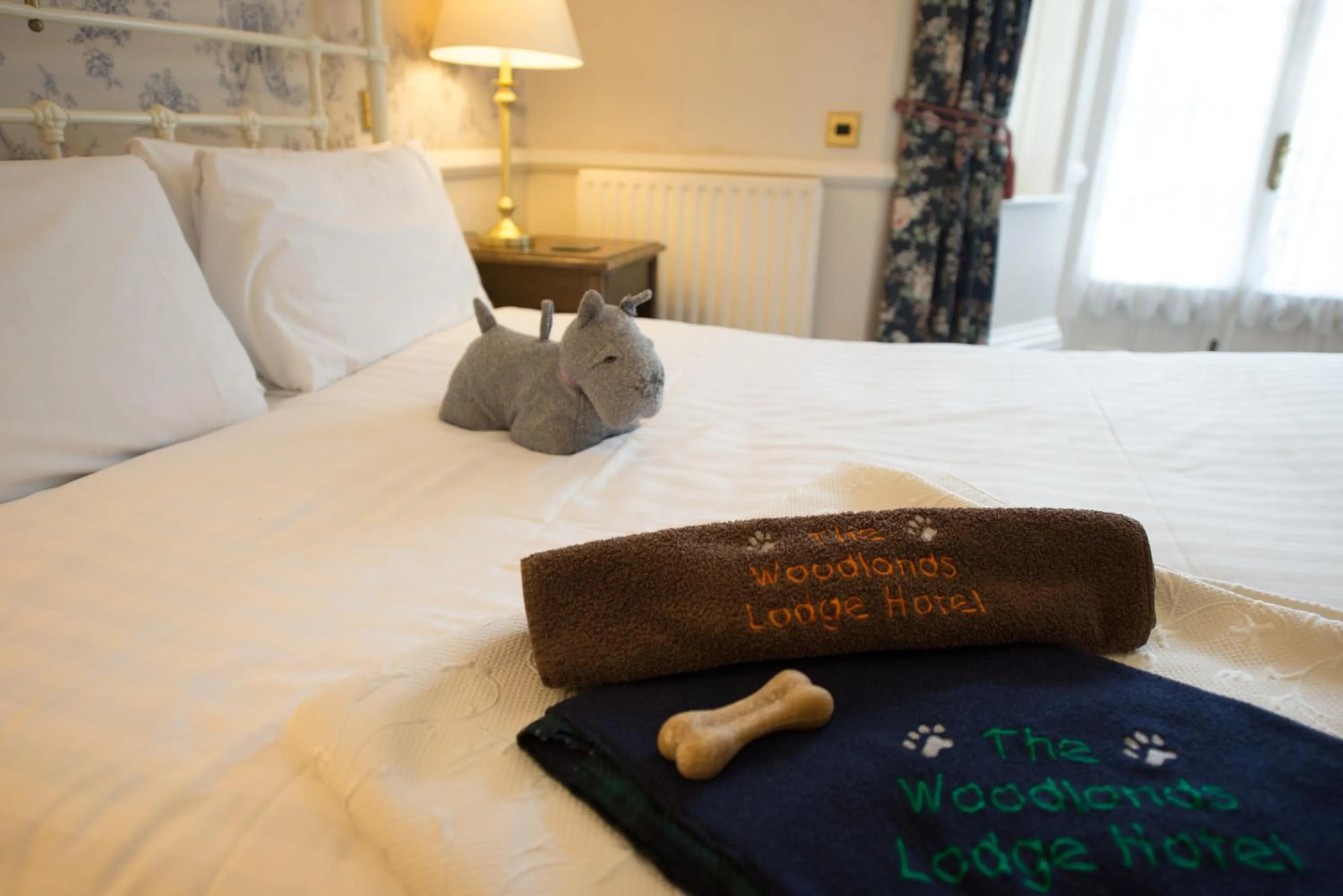 Bedroom, Bed in Woodlands Lodge Hotel