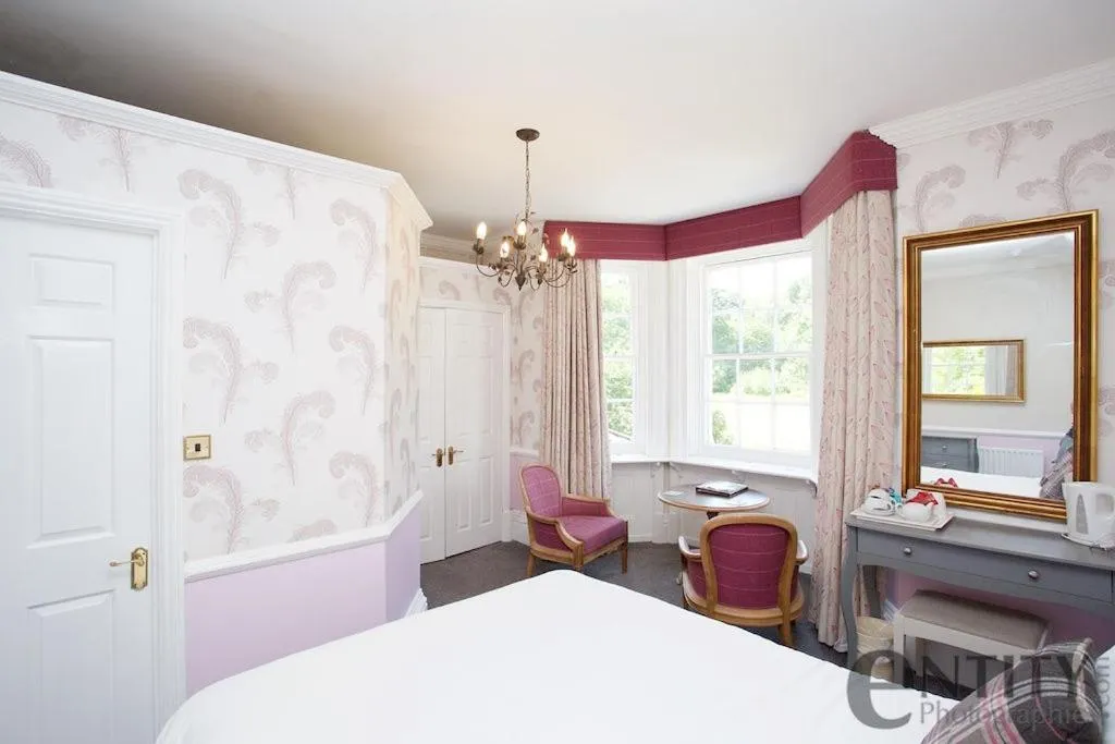 Bedroom, Bed in Woodlands Lodge Hotel