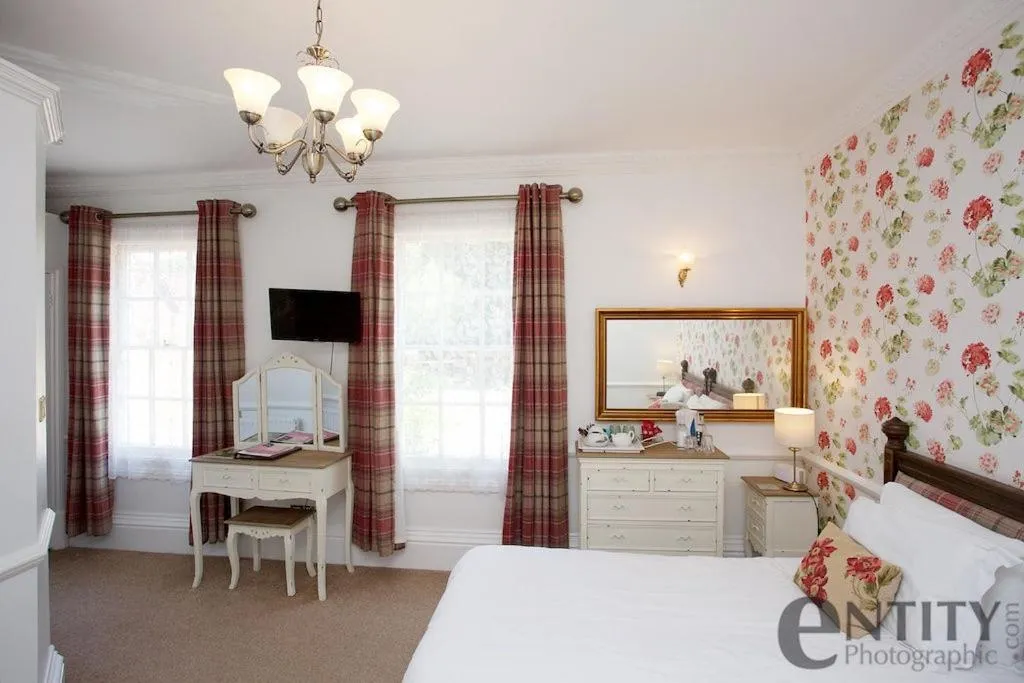 Photo of the whole room, Bed in Woodlands Lodge Hotel