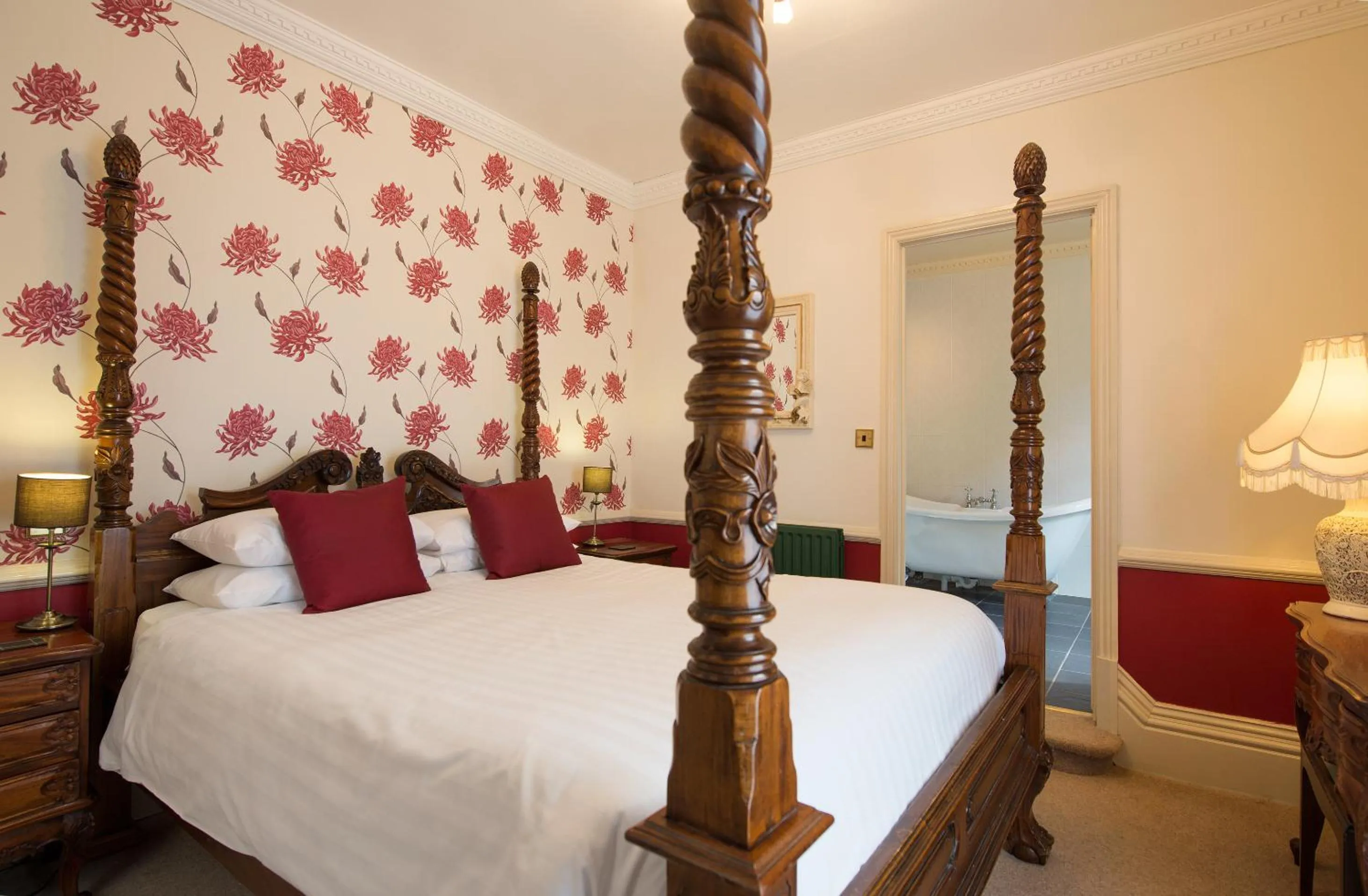 Bedroom, Bed in Woodlands Lodge Hotel