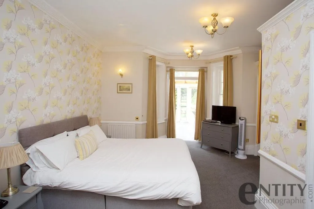 Photo of the whole room, Bed in Woodlands Lodge Hotel