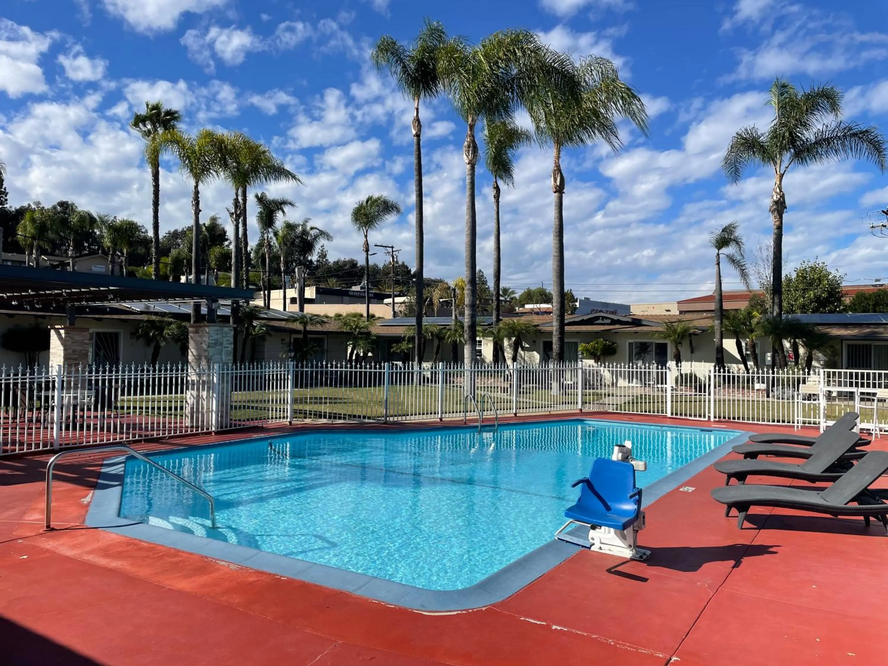 Swimming pool in Fallbrook Country Inn