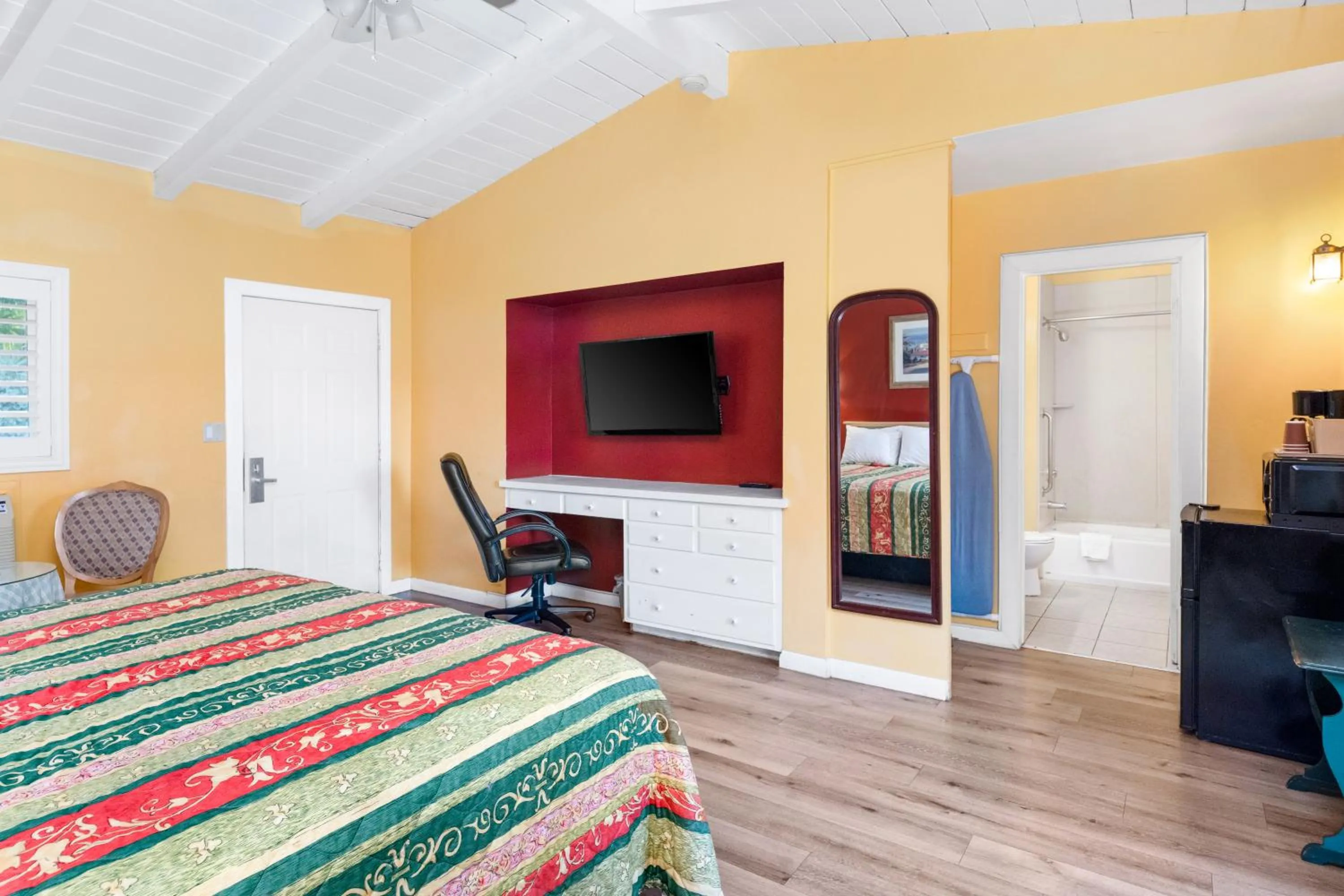 Bed in Fallbrook Country Inn