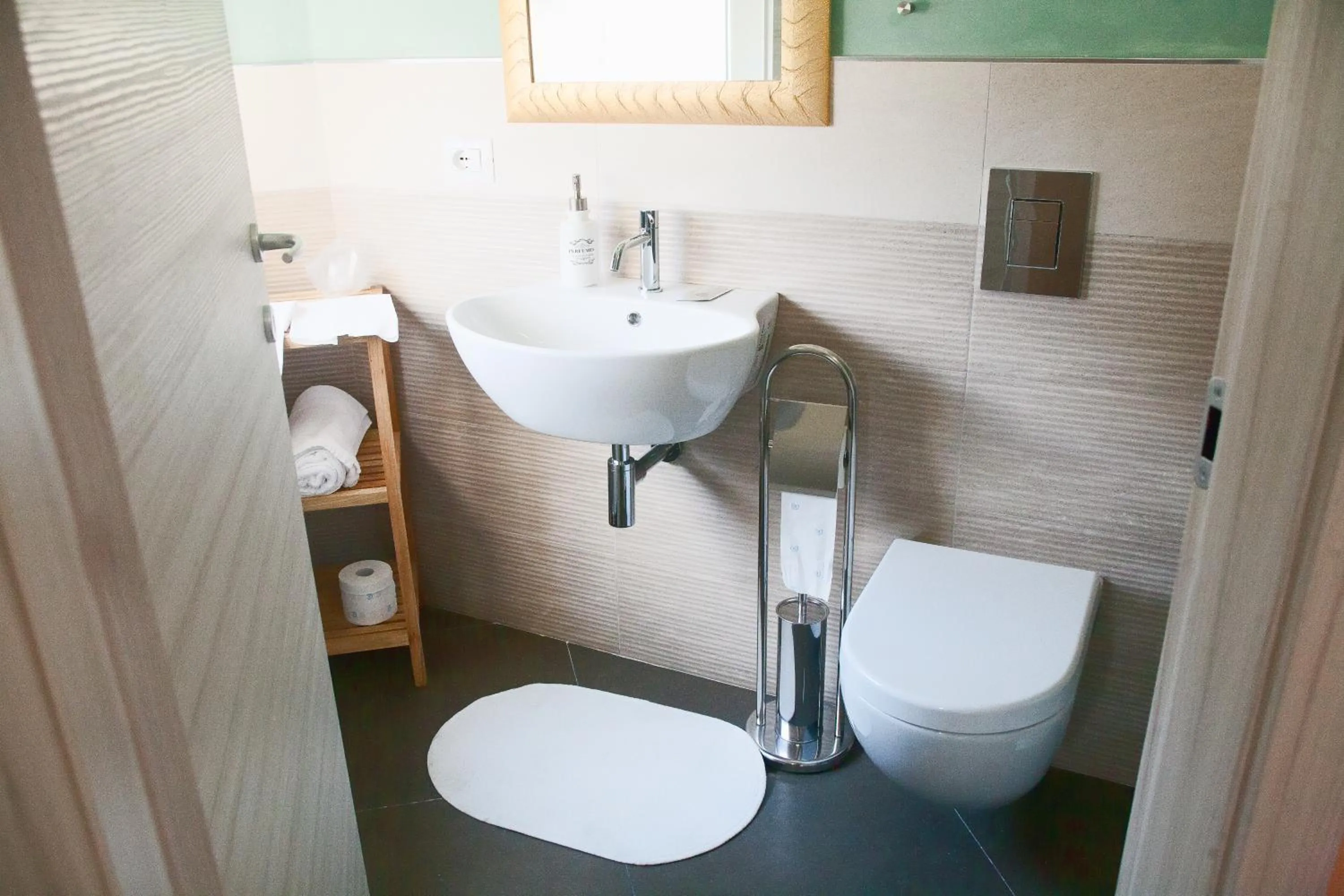 Bathroom in Regina ELENA