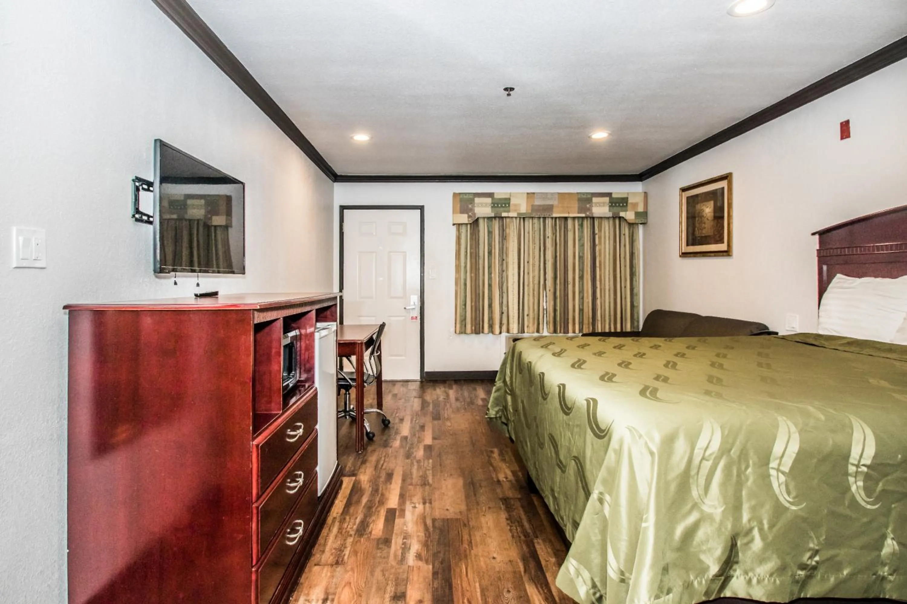 Bedroom, Bed in Americas Best Value Inn Fort Worth