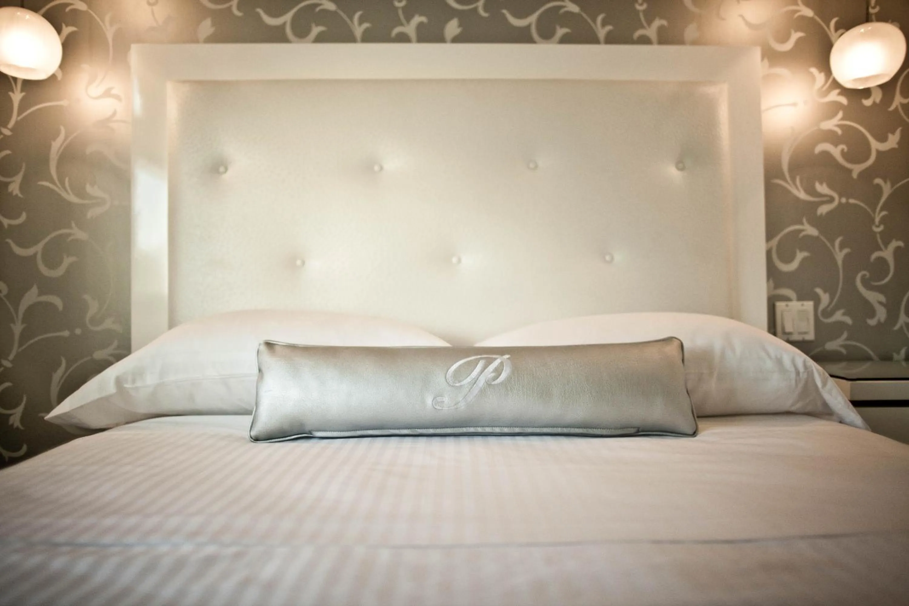 Bed in La Pensione Hotel