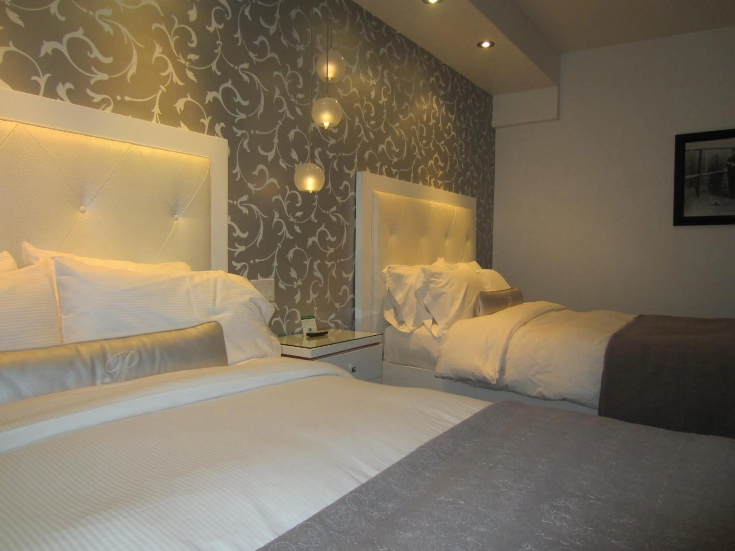 Bed in La Pensione Hotel