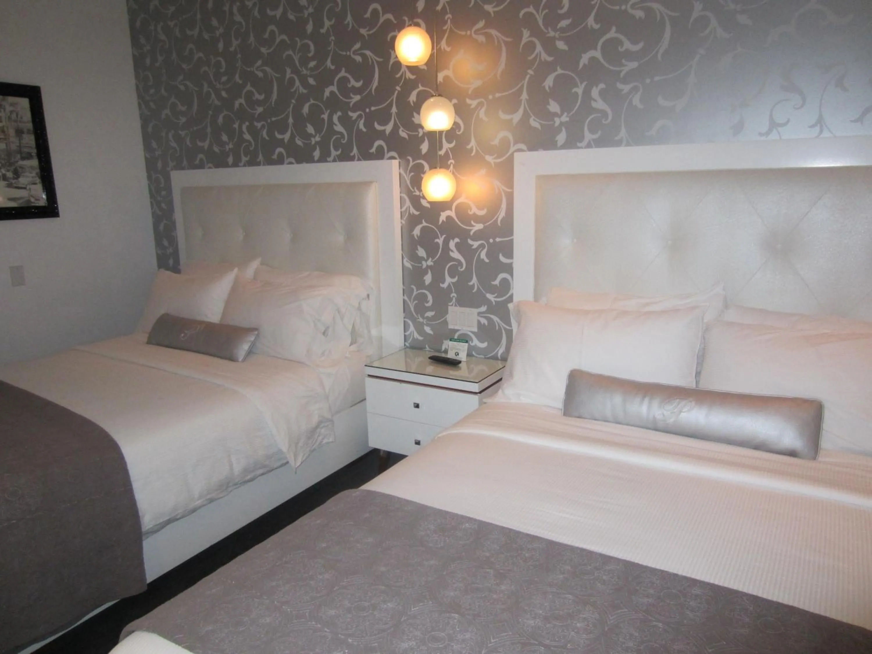 Bed in La Pensione Hotel