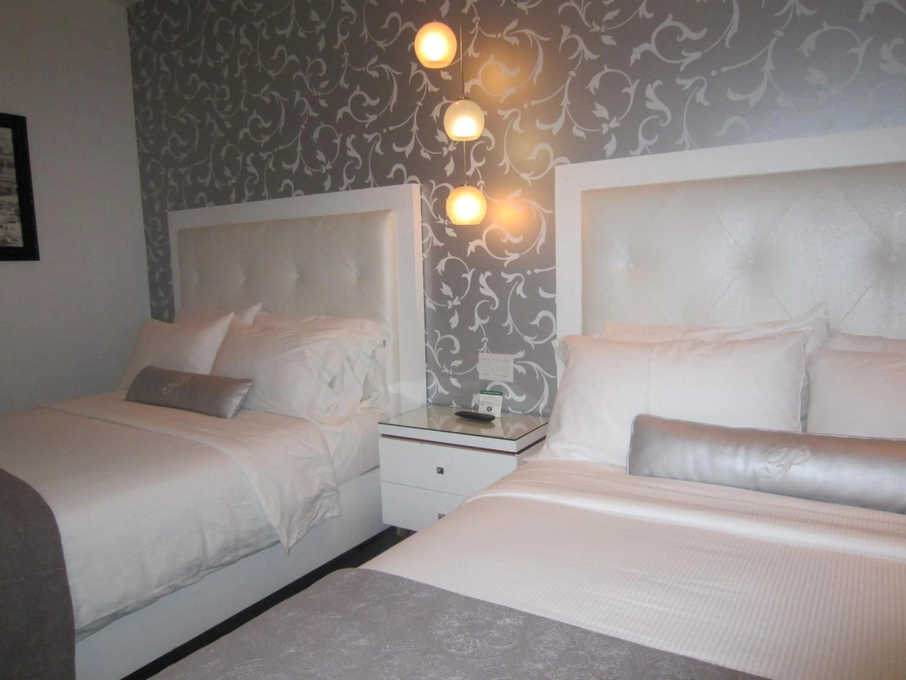 Bed in La Pensione Hotel