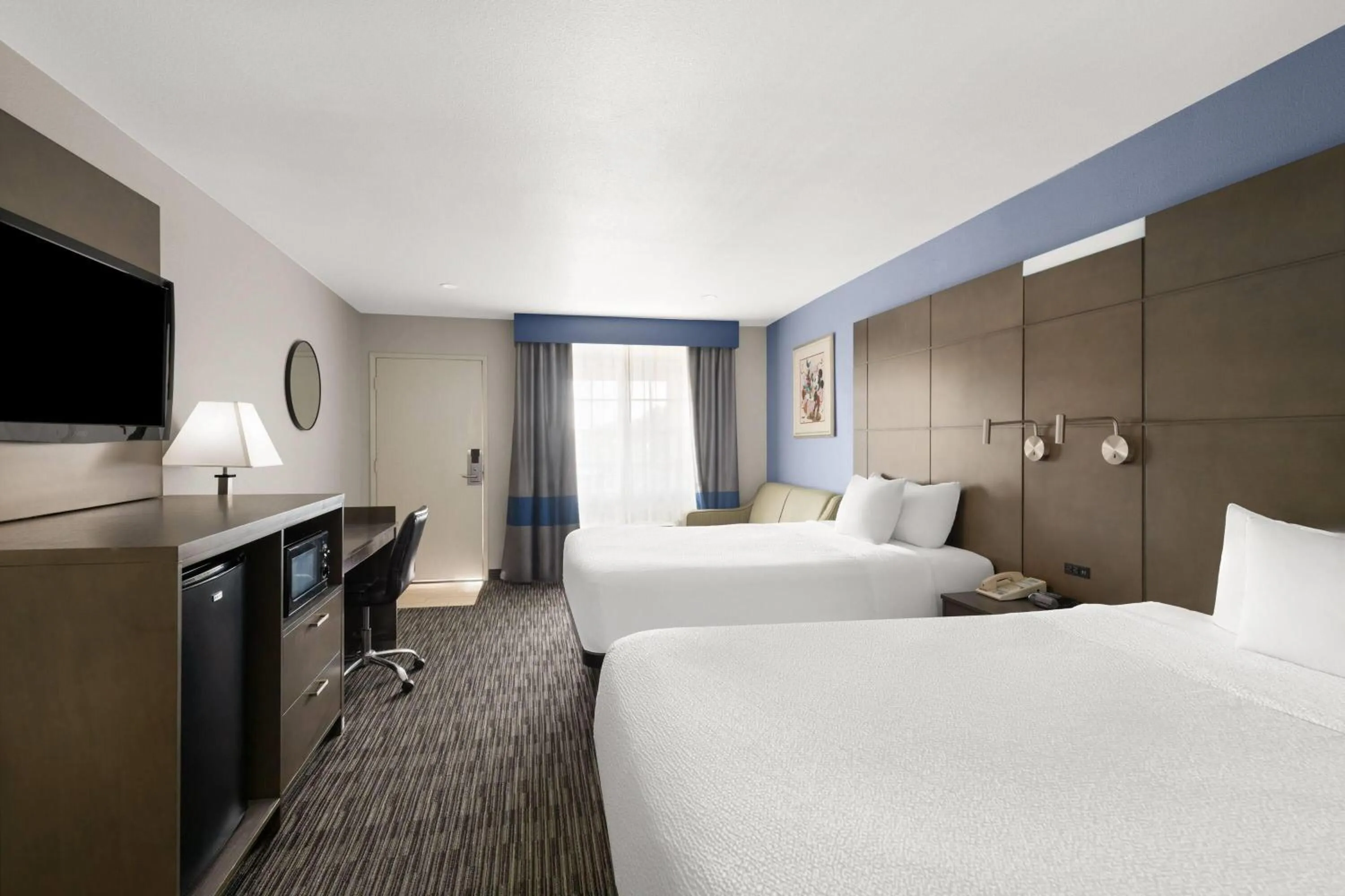 Photo of the whole room, Bed in Travelodge Inn & Suites by Wyndham Anaheim on Disneyland Dr
