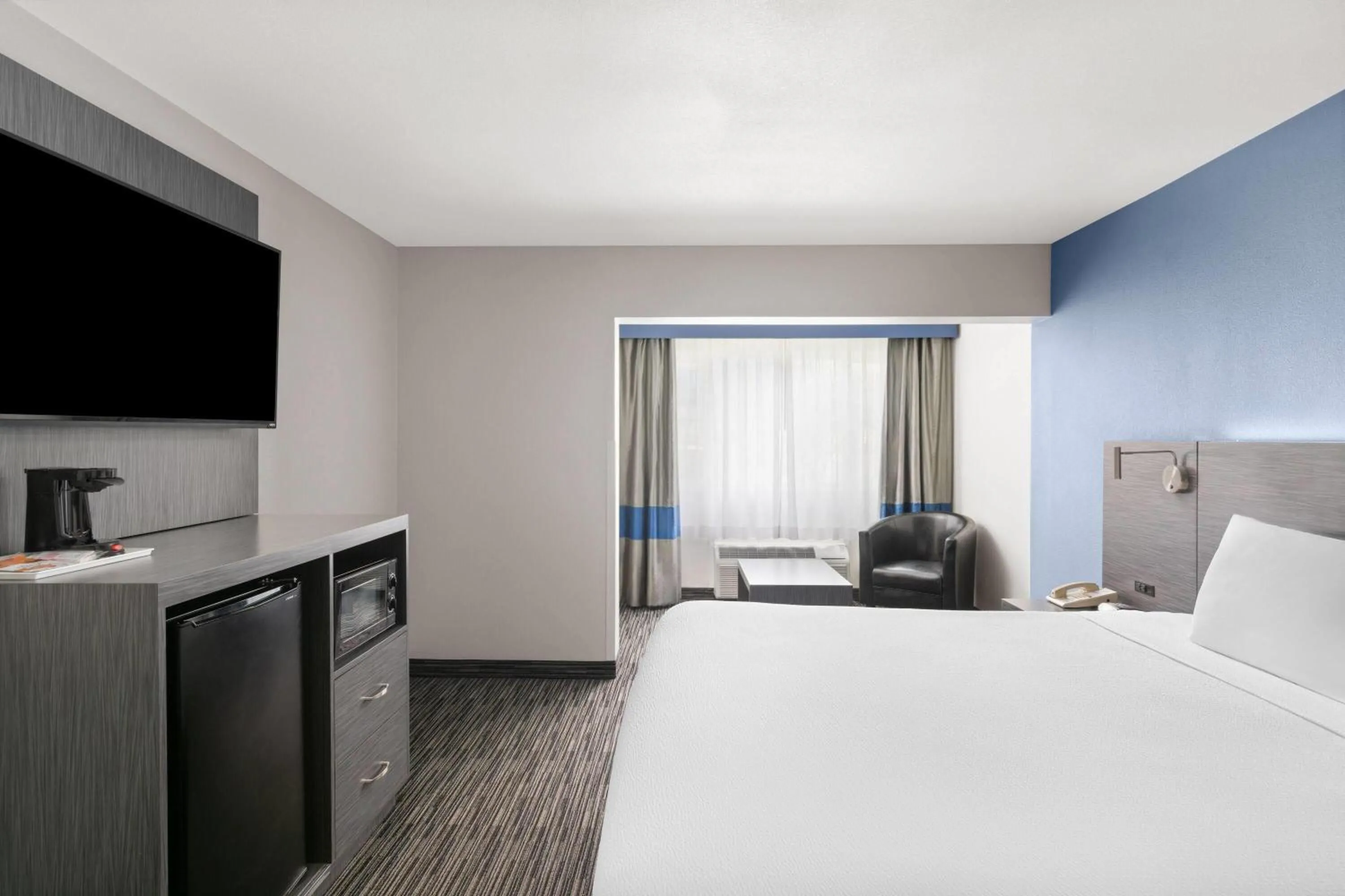Photo of the whole room, Bed in Travelodge Inn & Suites by Wyndham Anaheim on Disneyland Dr
