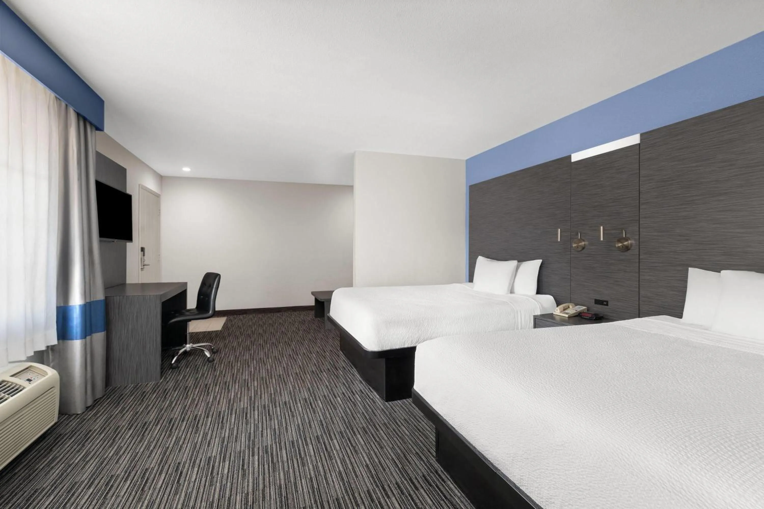 Photo of the whole room, Bed in Travelodge Inn & Suites by Wyndham Anaheim on Disneyland Dr