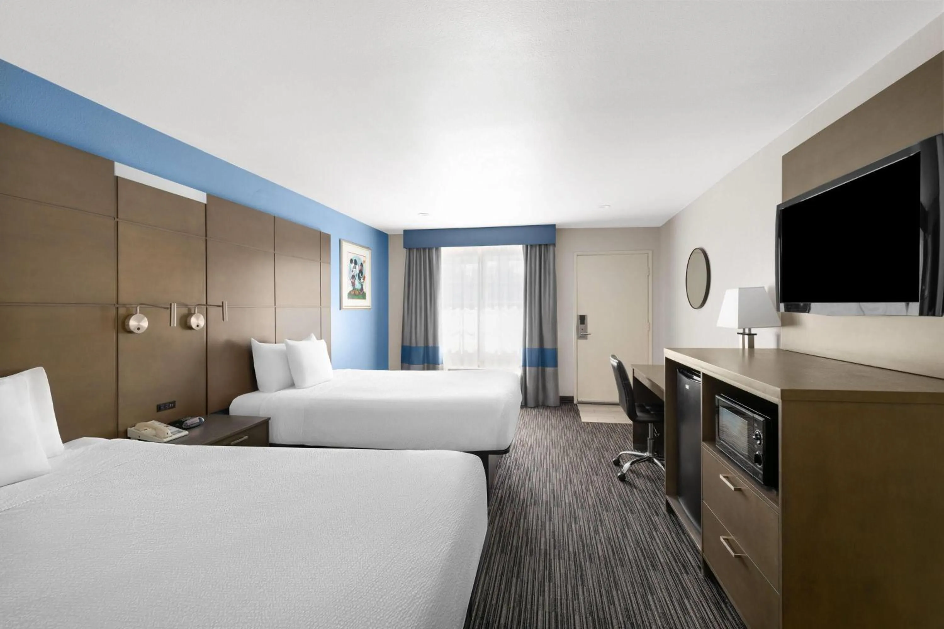 Photo of the whole room, Bed in Travelodge Inn & Suites by Wyndham Anaheim on Disneyland Dr