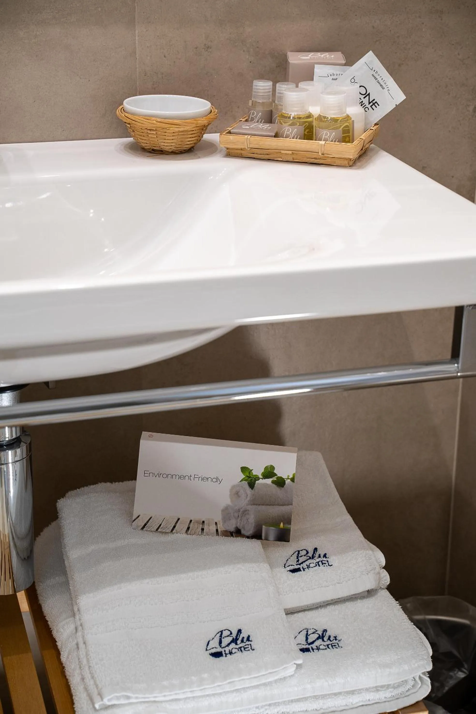 Bathroom, Bed in Blu Hotel