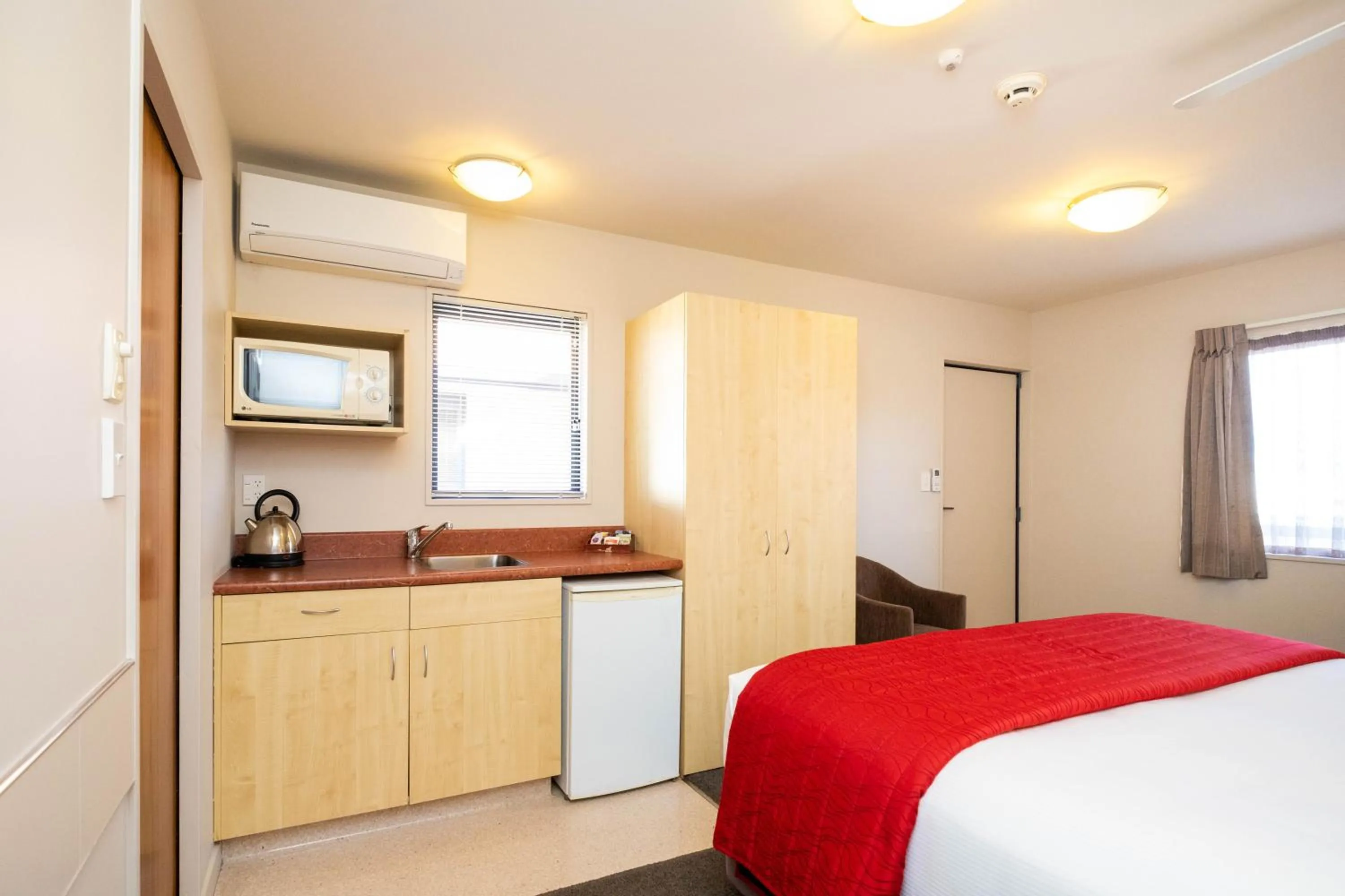 Kitchen or kitchenette, Bed in Bella Vista Motel Napier