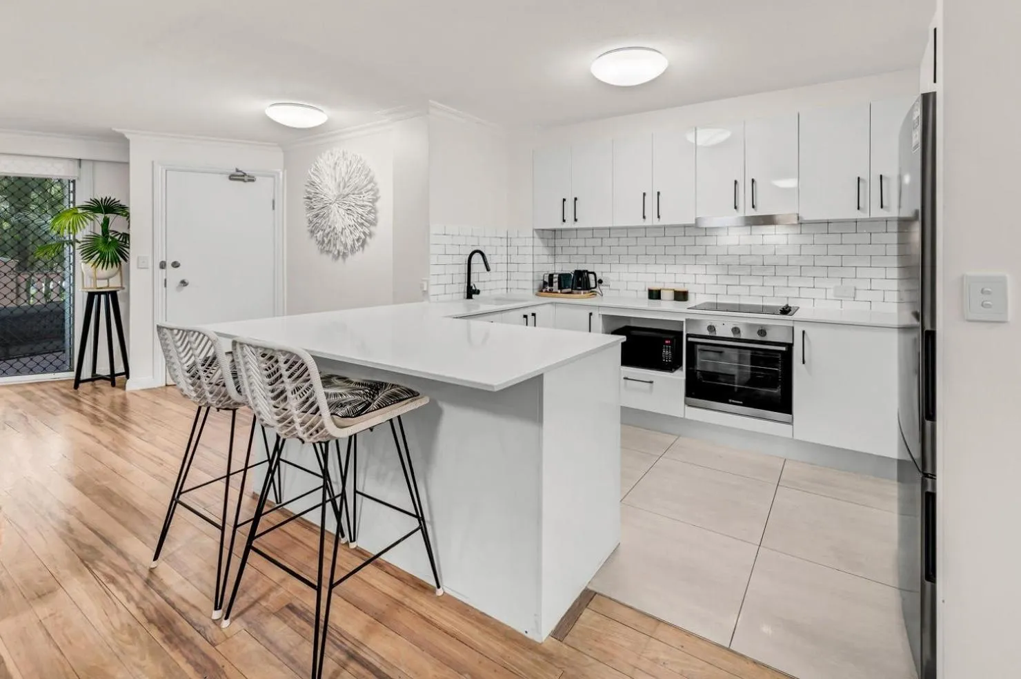 Kitchen or kitchenette in La Grande Apartments
