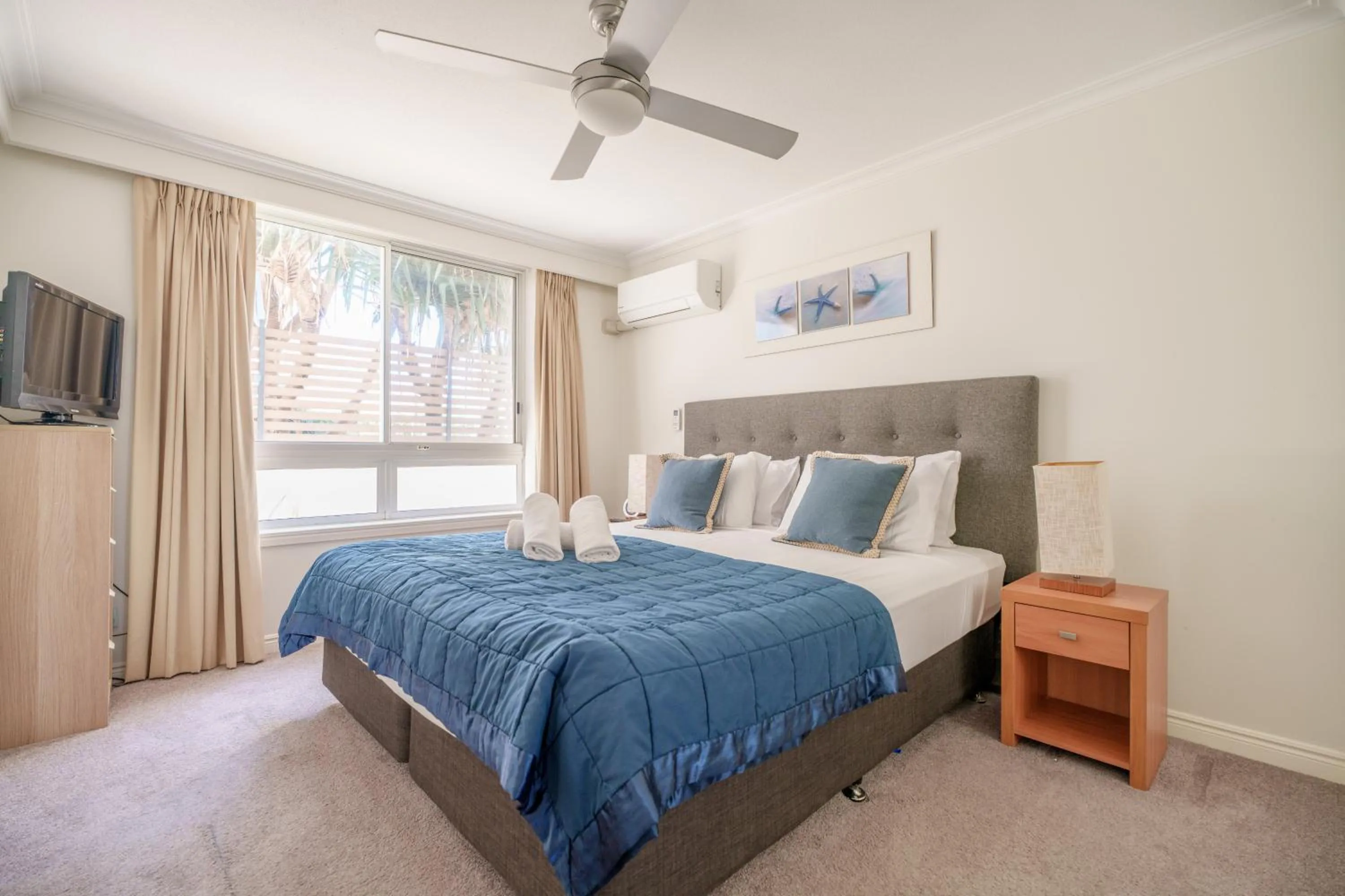 Bedroom, Bed in La Grande Apartments