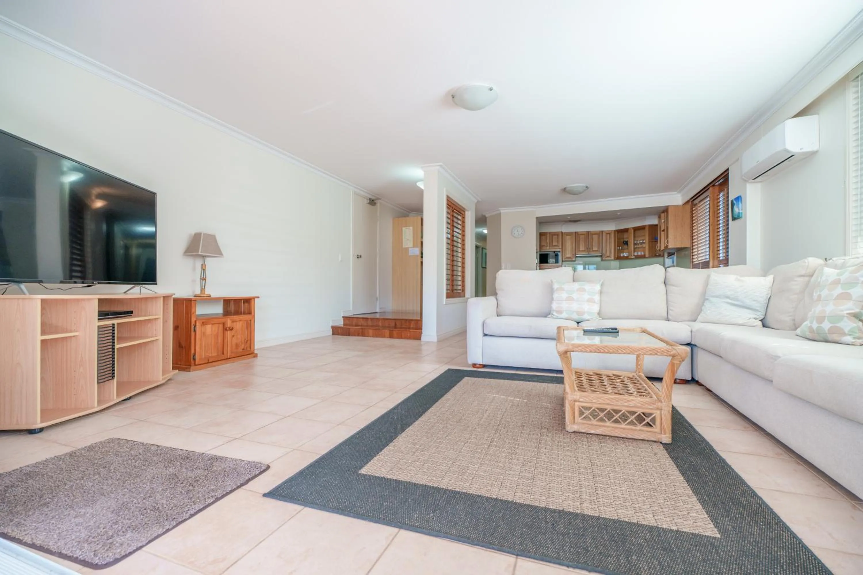 Communal lounge/ TV room, Bed in La Grande Apartments