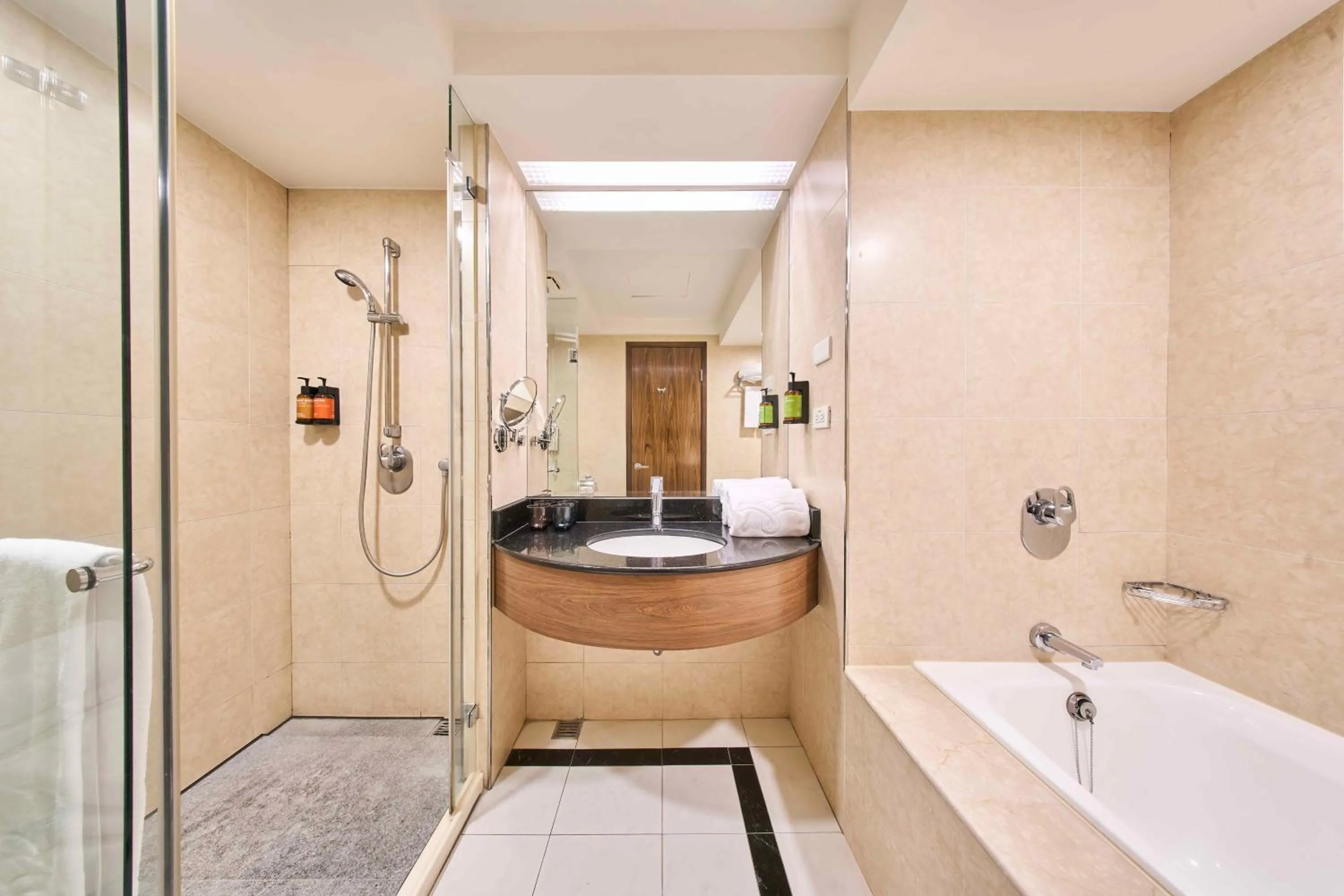 Shower in Fullon Poshtel Jhongli