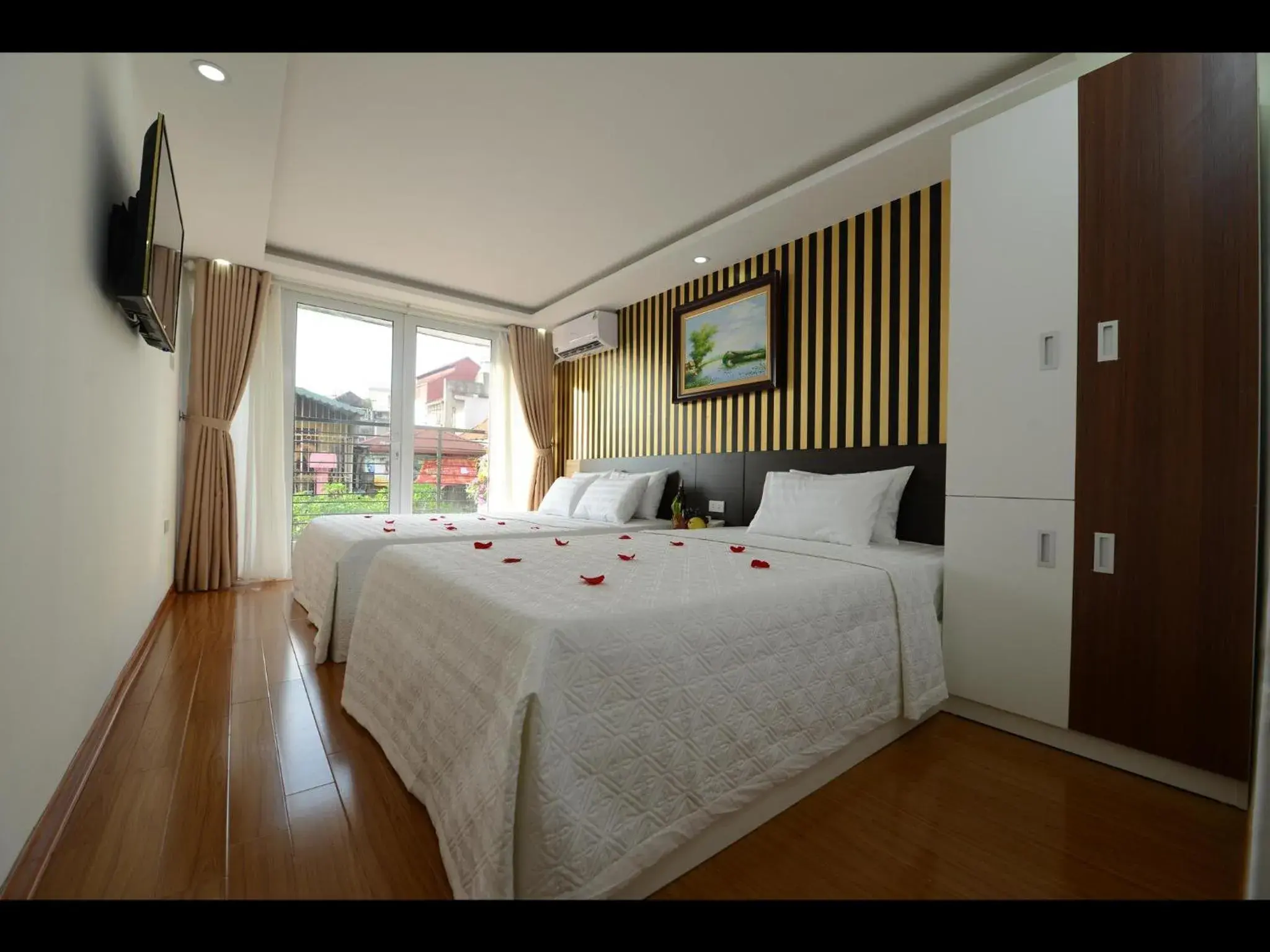 Deluxe Triple Room in Hanoi Golden Hostel Deluxe Triple Room in Hanoi Golden Hostel