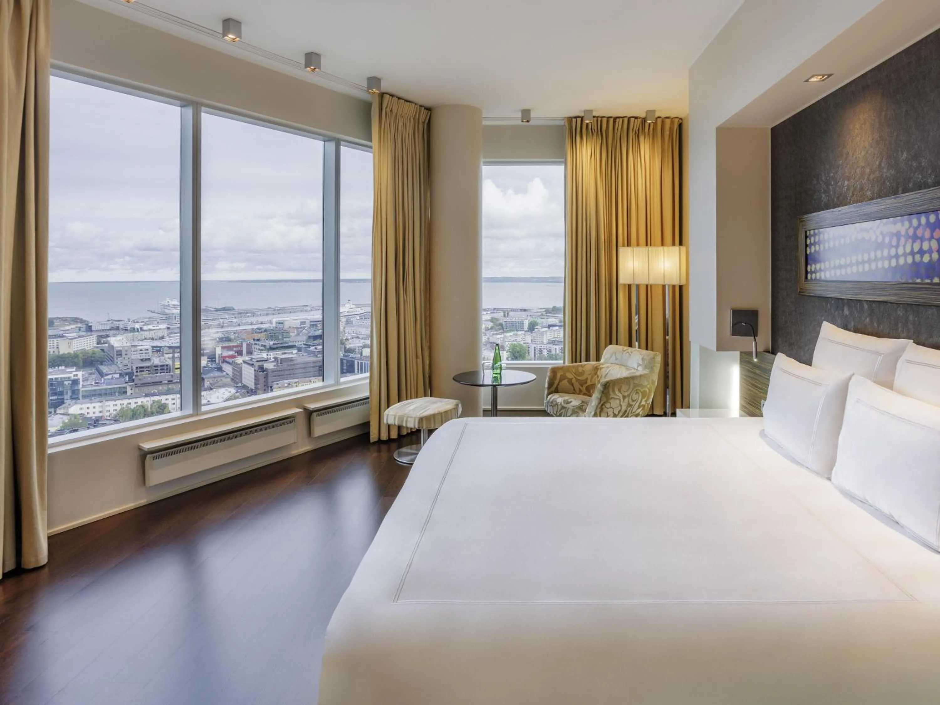 Bedroom, Bed in Swissotel Tallinn