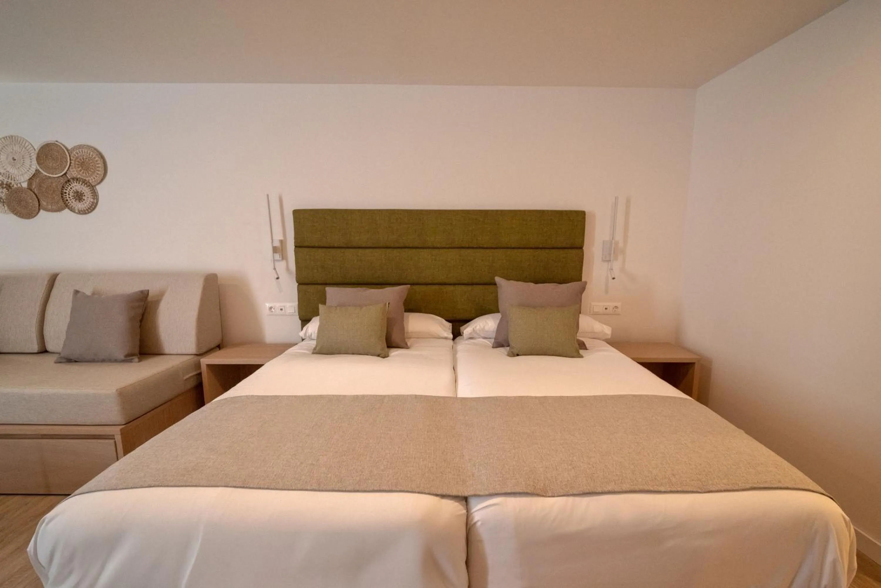 Bedroom, Bed in HL Miraflor Suites Hotel