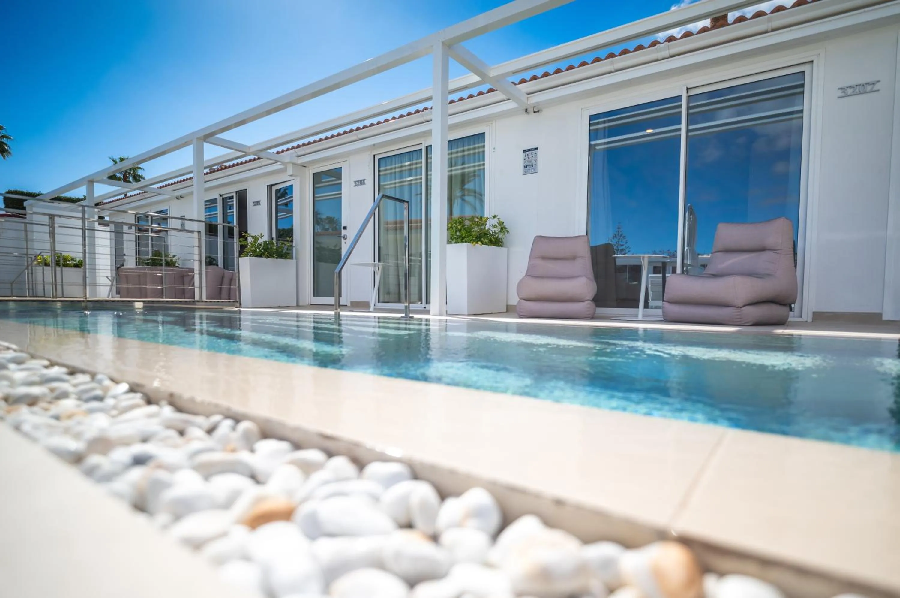 HL Miraflor Suites Hotel