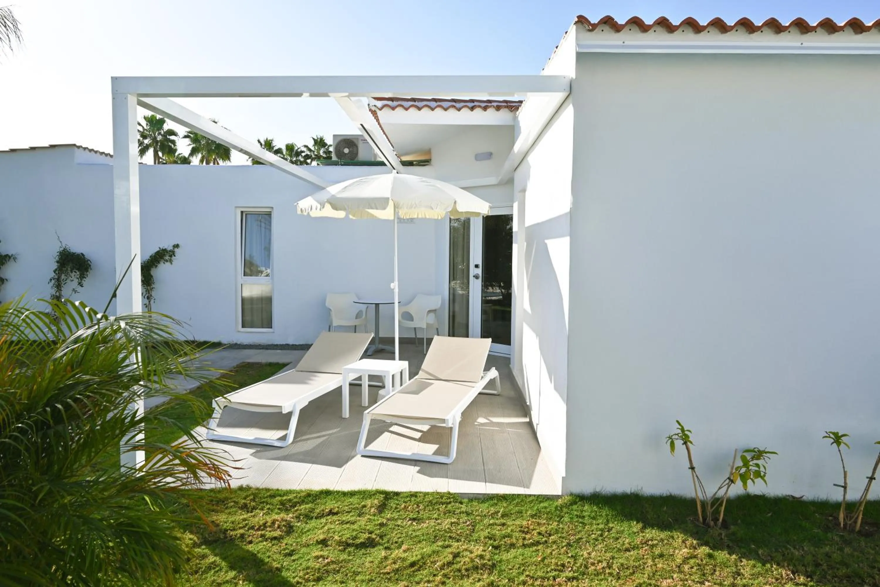 Facade/entrance in HL Miraflor Suites Hotel
