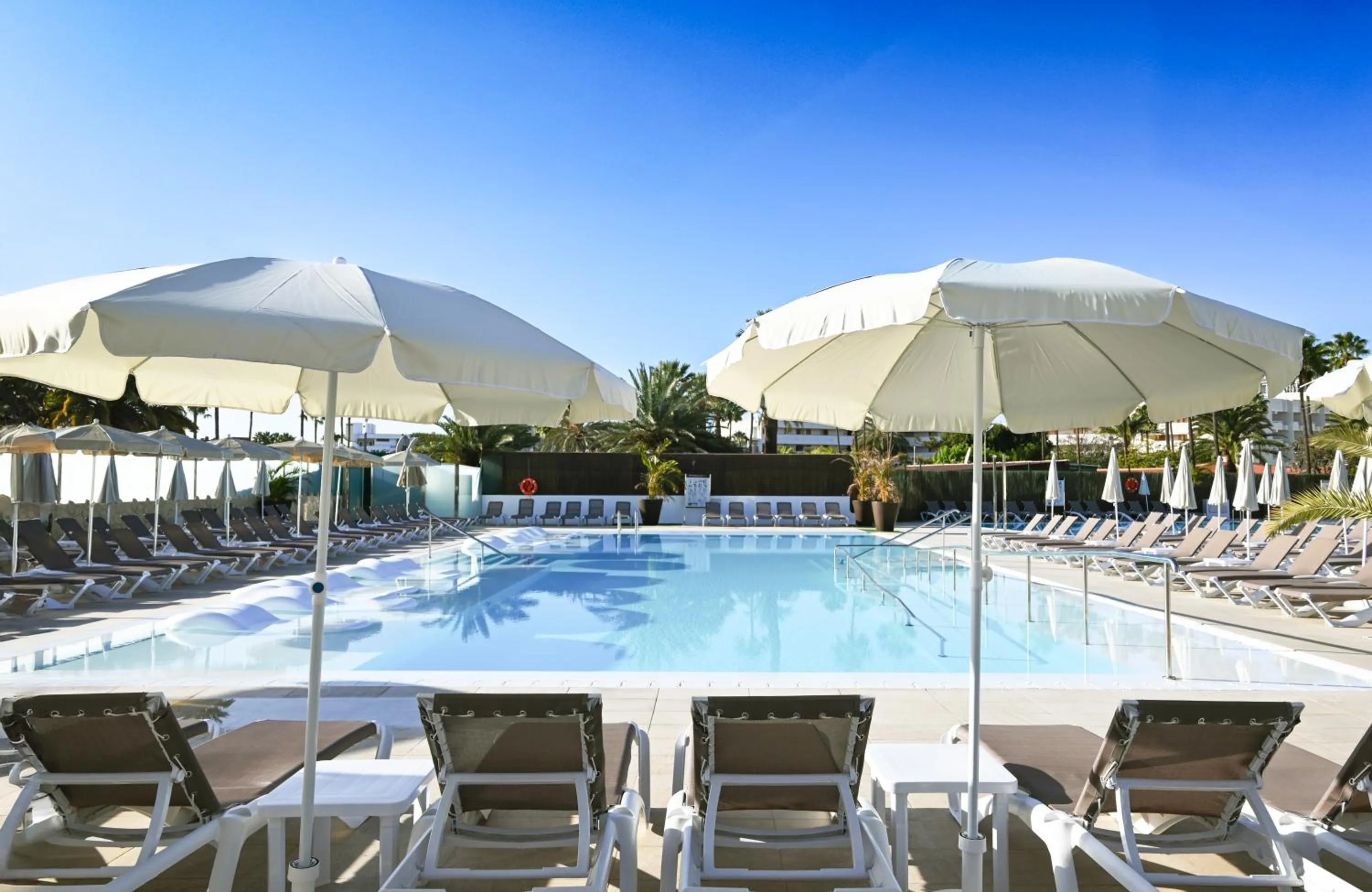 Swimming pool in HL Miraflor Suites Hotel