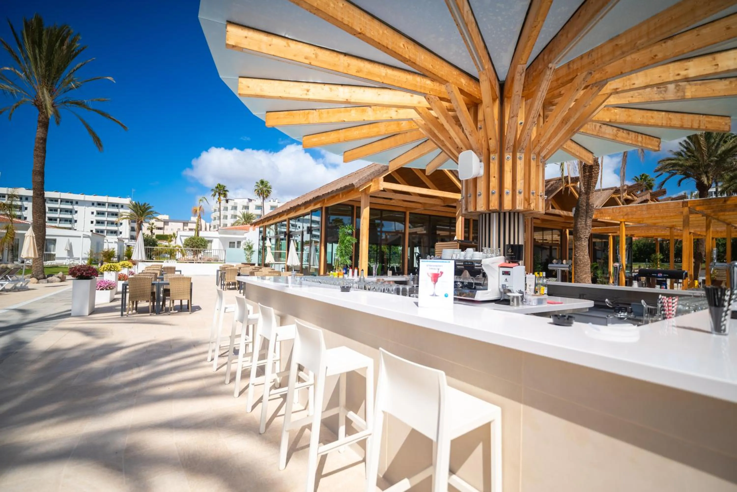 Lounge or bar in HL Miraflor Suites Hotel