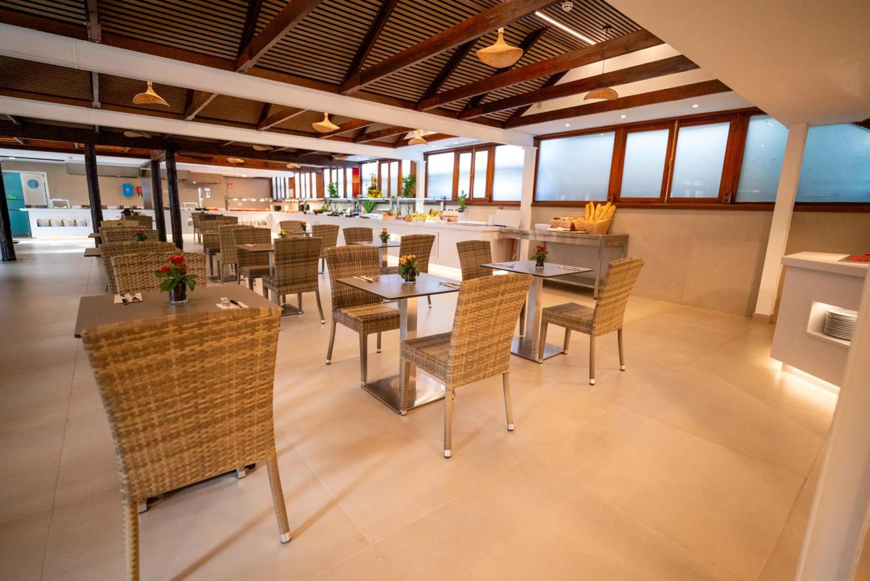 Restaurant/places to eat in HL Miraflor Suites Hotel