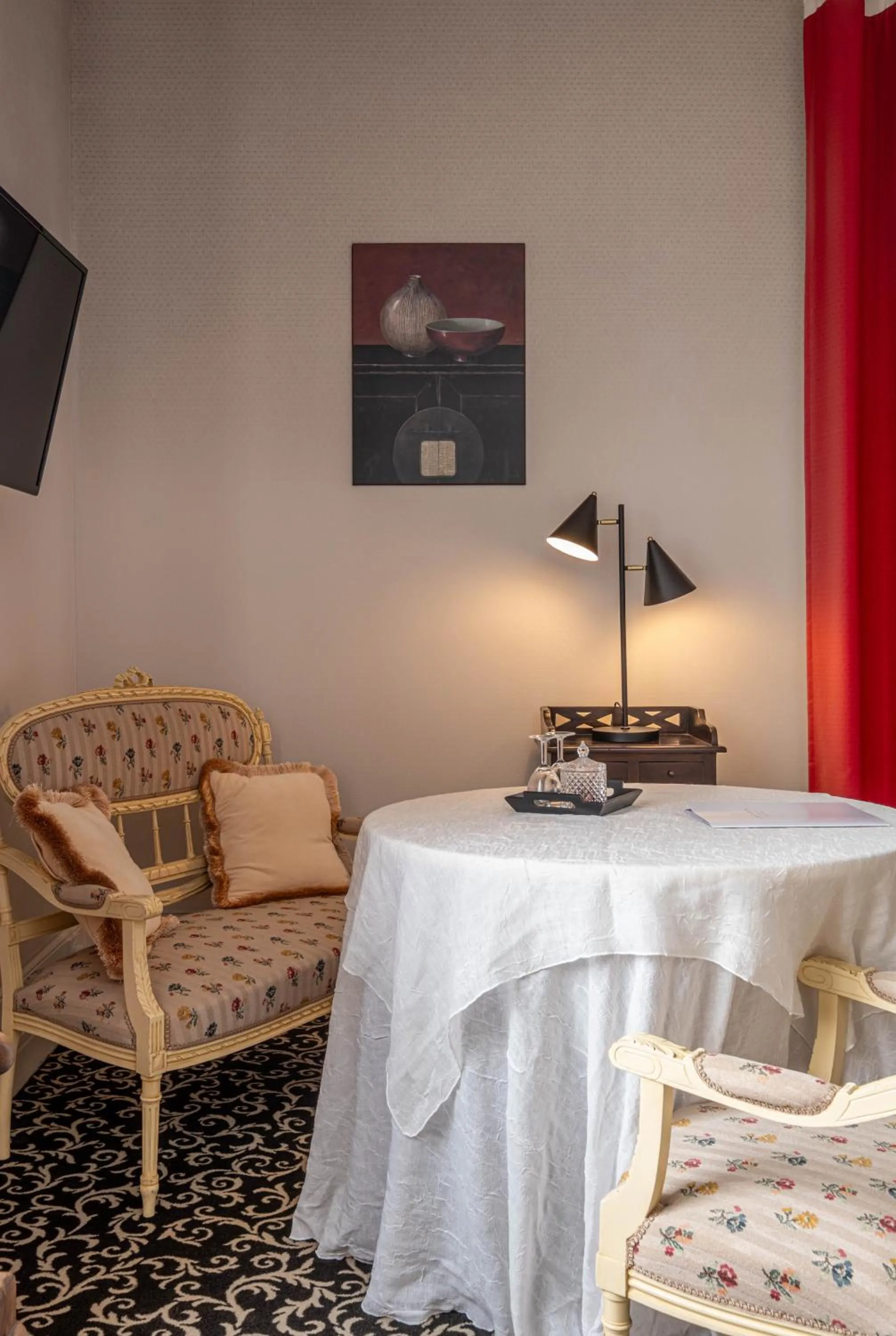 Photo of the whole room in Le Pavillon des Lys - Hôtel Particulier