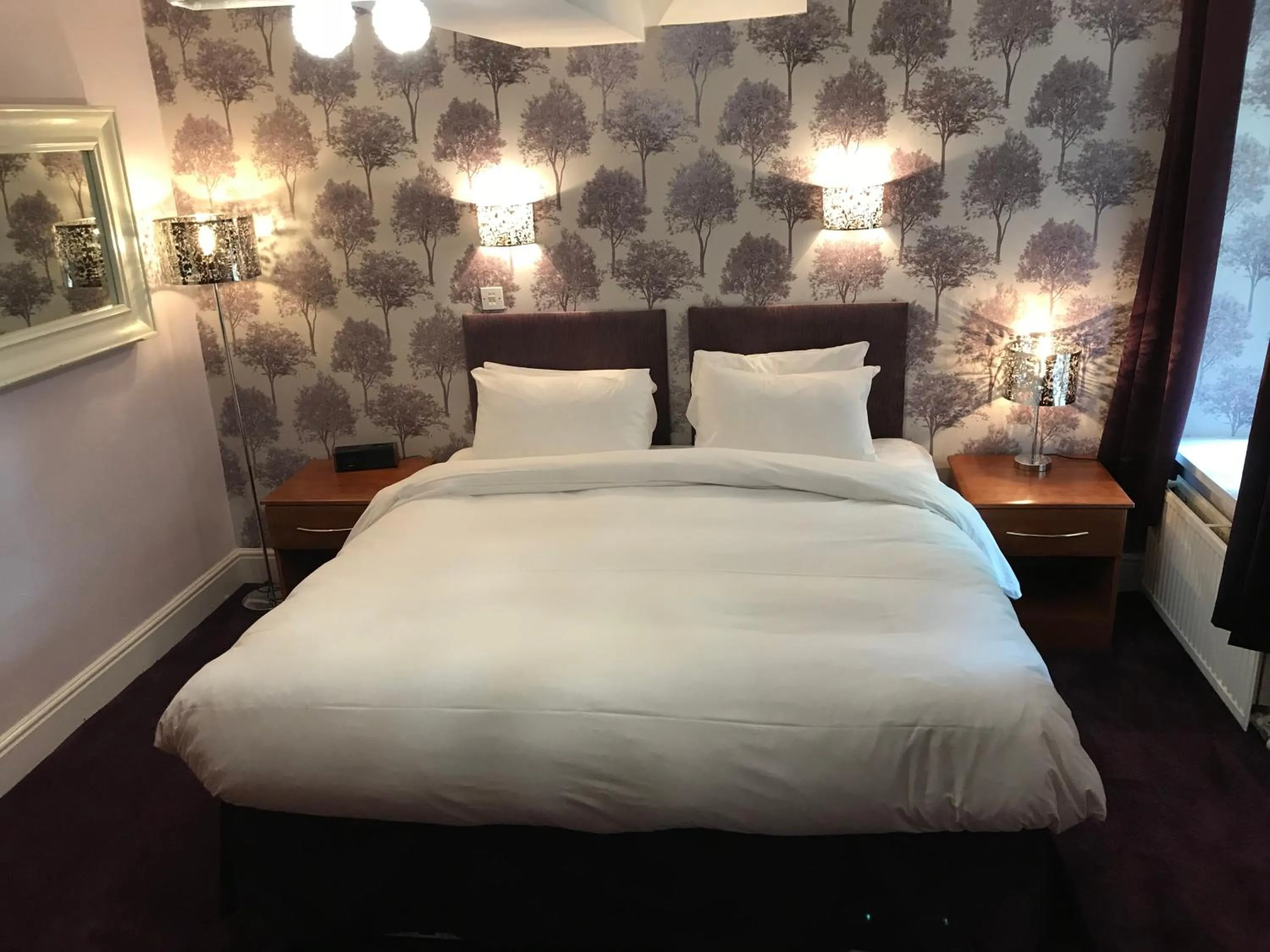 Bedroom in The Sycamore Inn