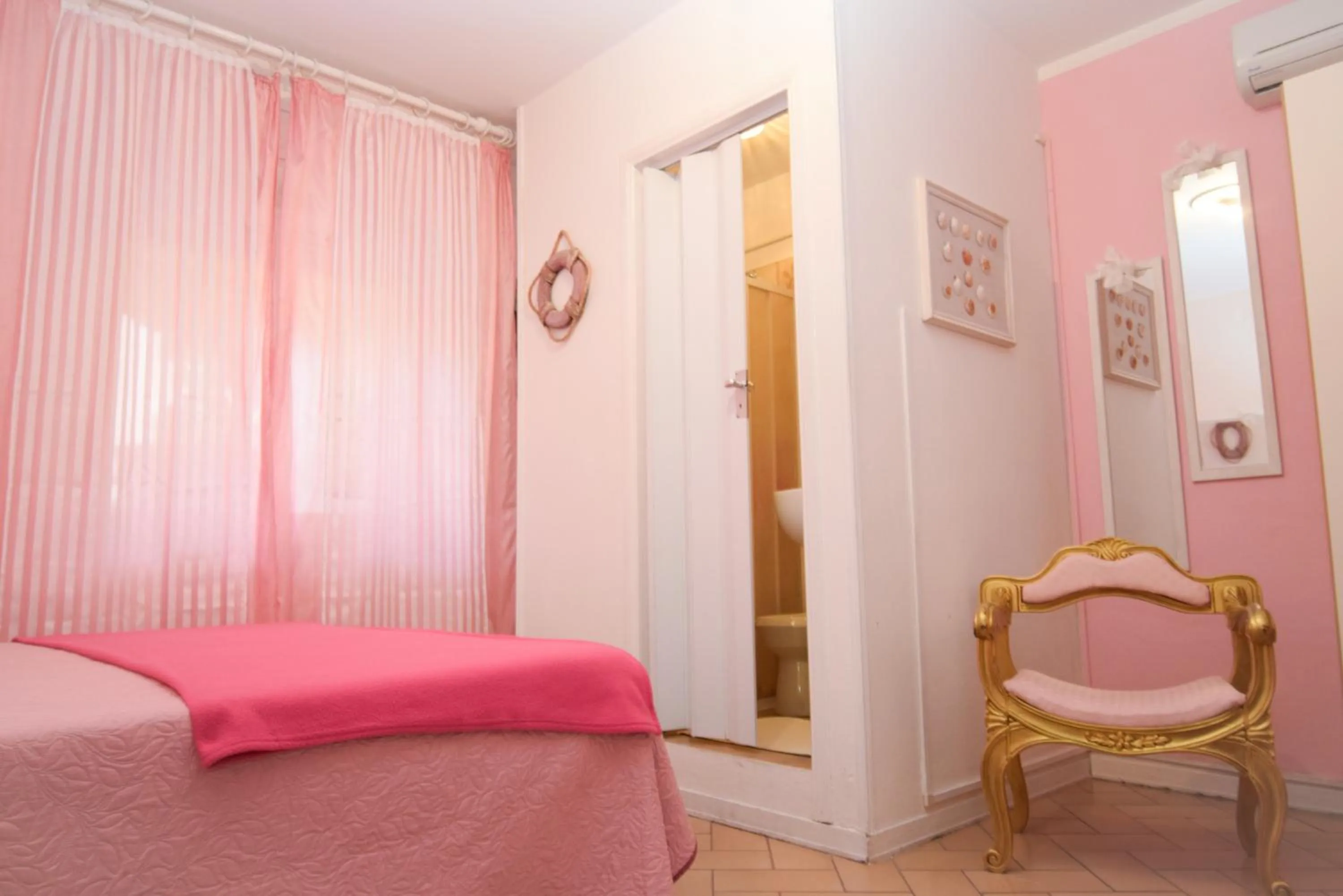 Photo of the whole room in Hotel Villa Denia