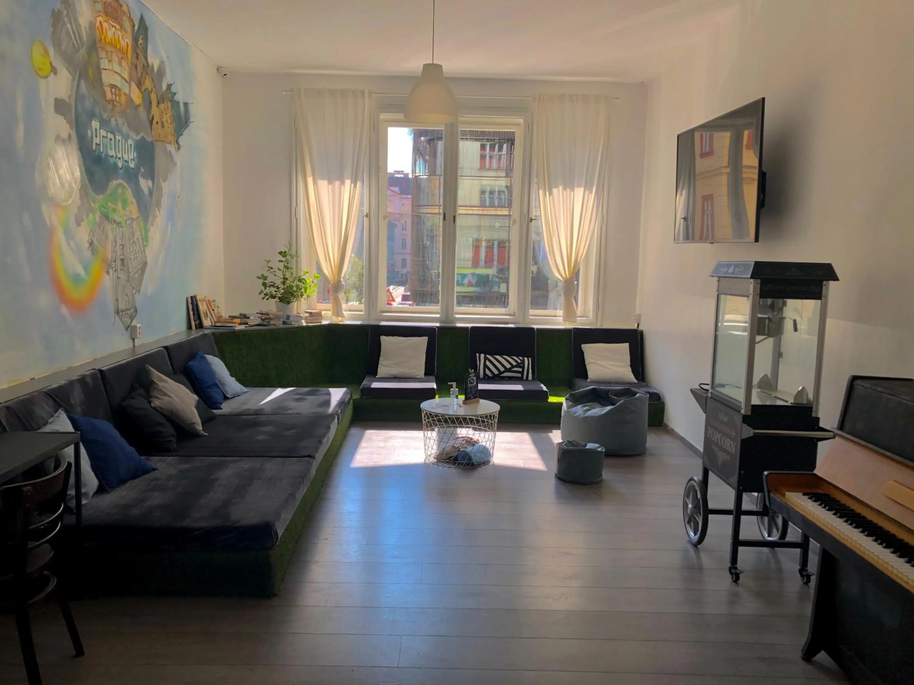 Communal lounge/ TV room in Hostel Downtown