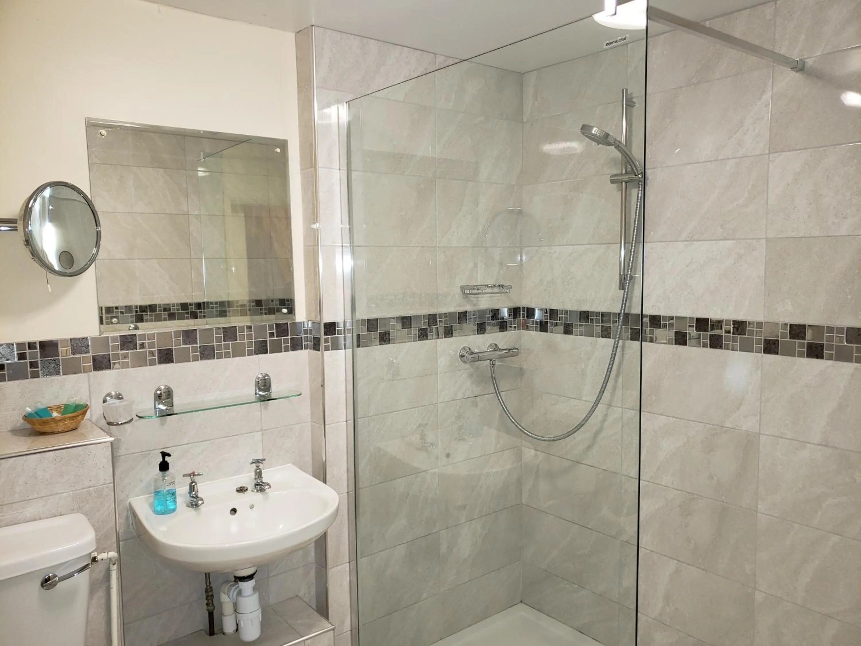 Shower in Clifton Hampden B&B