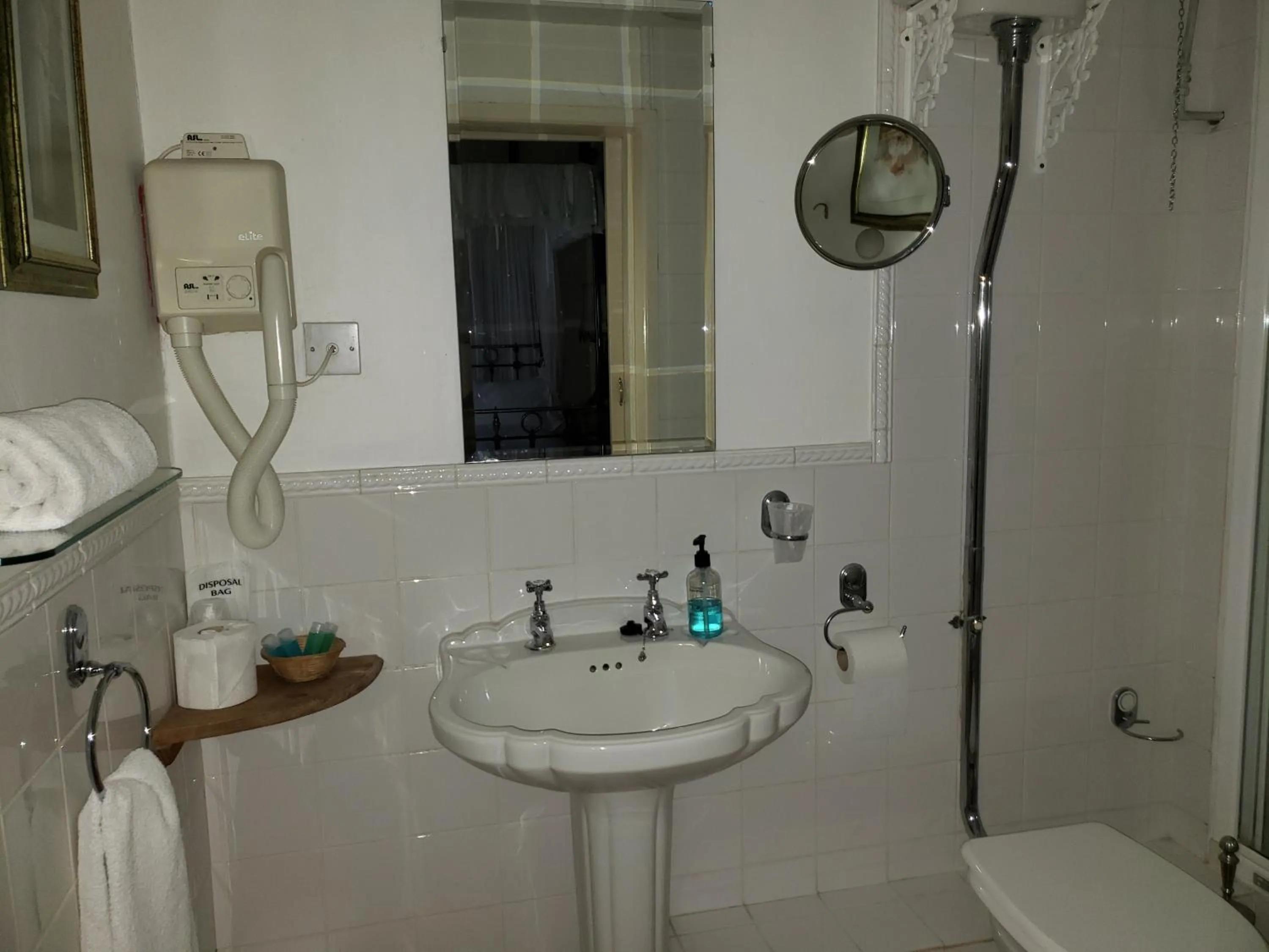 Shower in Clifton Hampden B&B