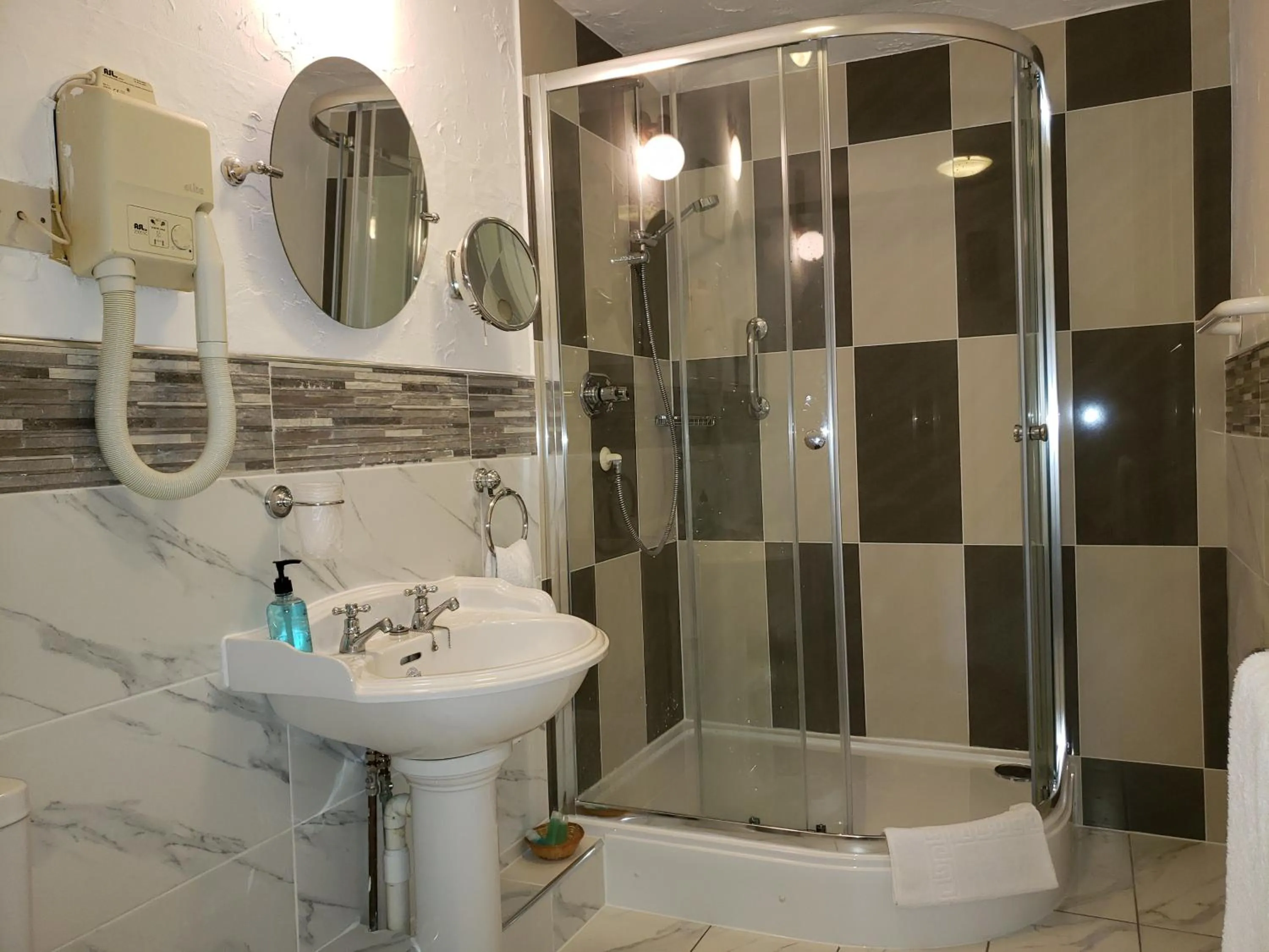 Shower in Clifton Hampden B&B