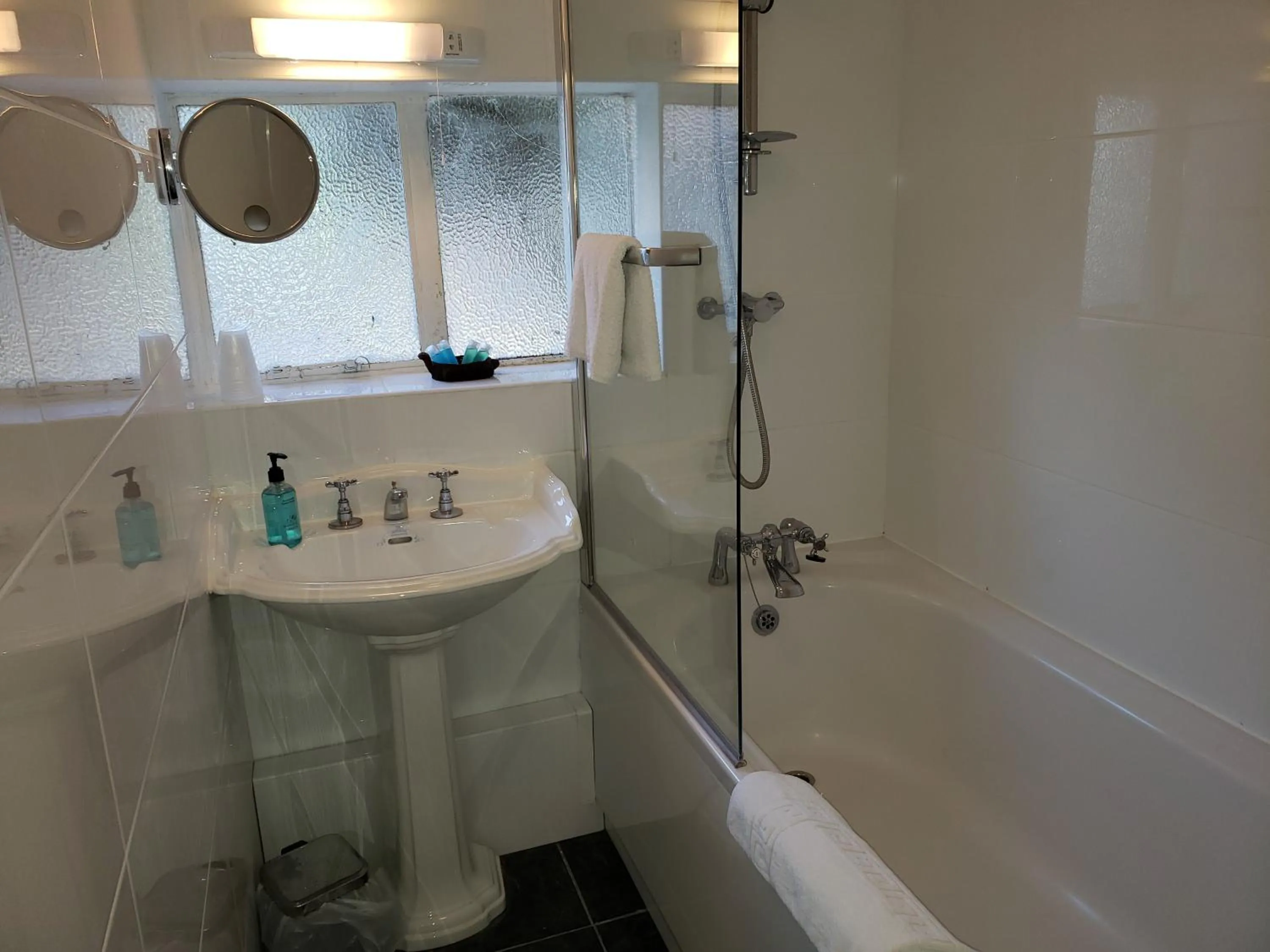 Shower in Clifton Hampden B&B