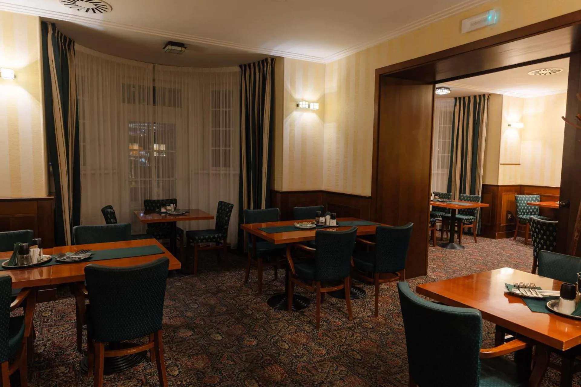 Restaurant/places to eat in Hotel Villa