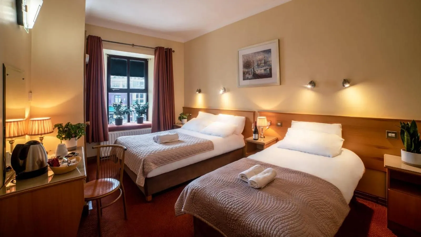 Bedroom, Bed in Holiday Hotel