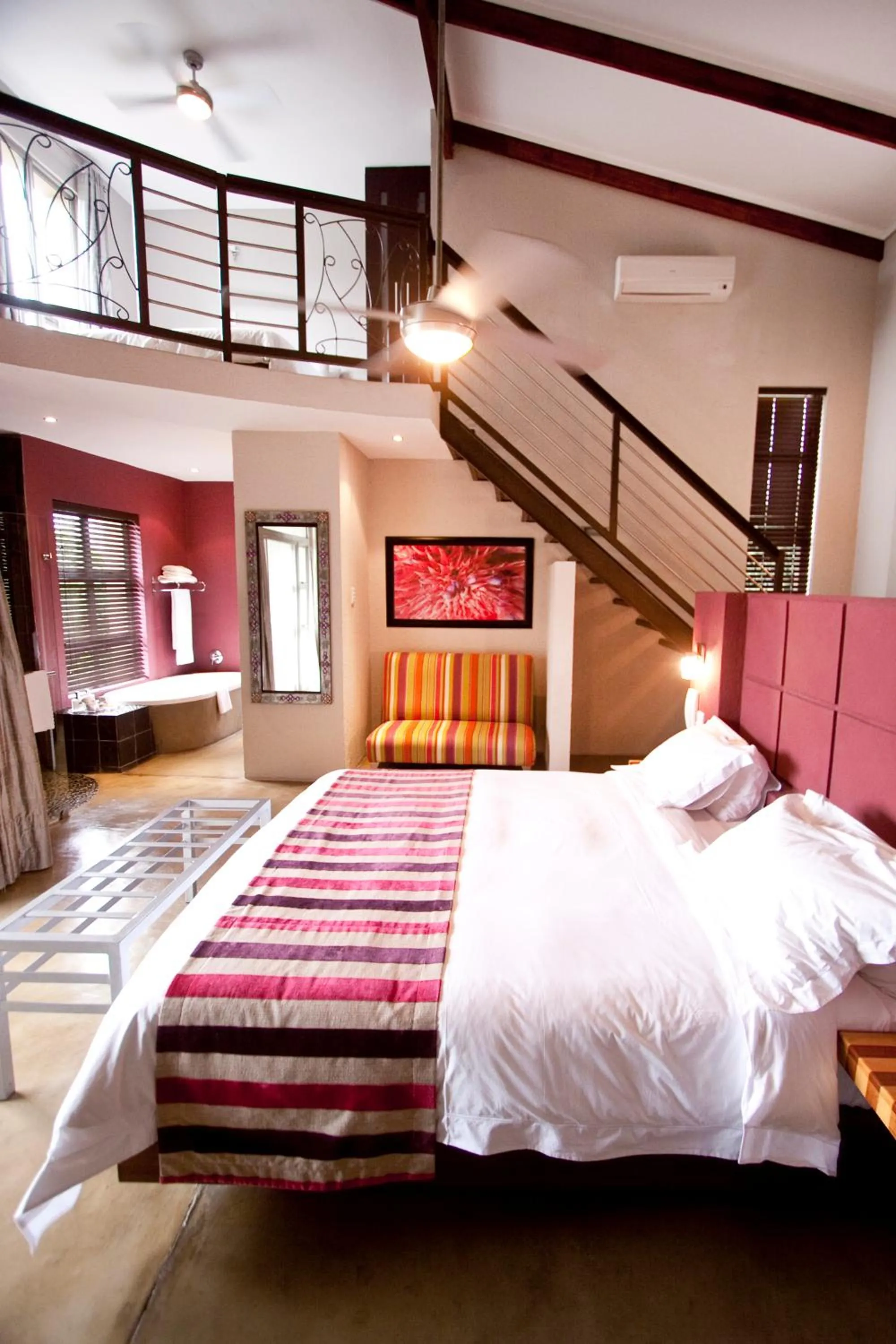 Photo of the whole room, Bed in Francolin Lodge