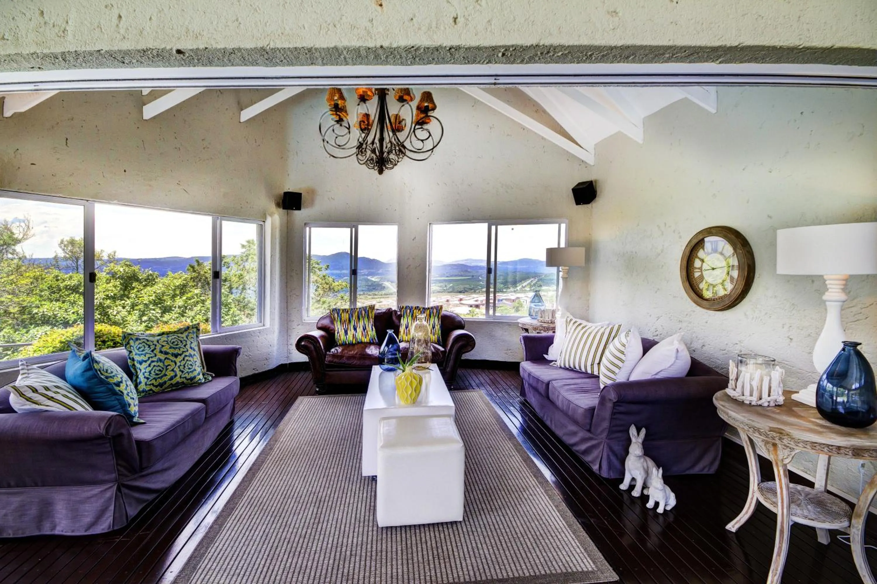 Communal lounge/ TV room in Francolin Lodge