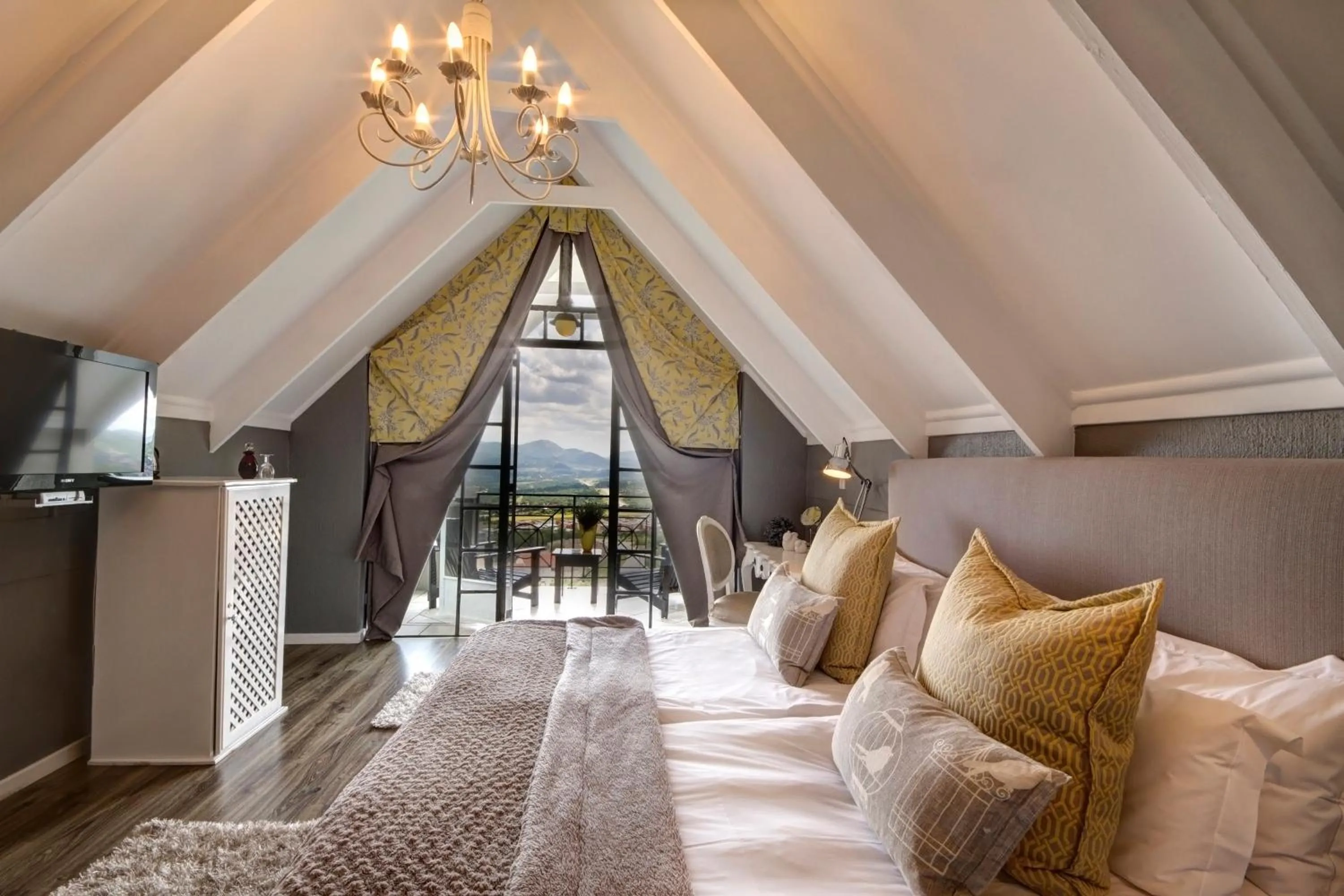 Photo of the whole room, Bed in Loerie's Call Guesthouse