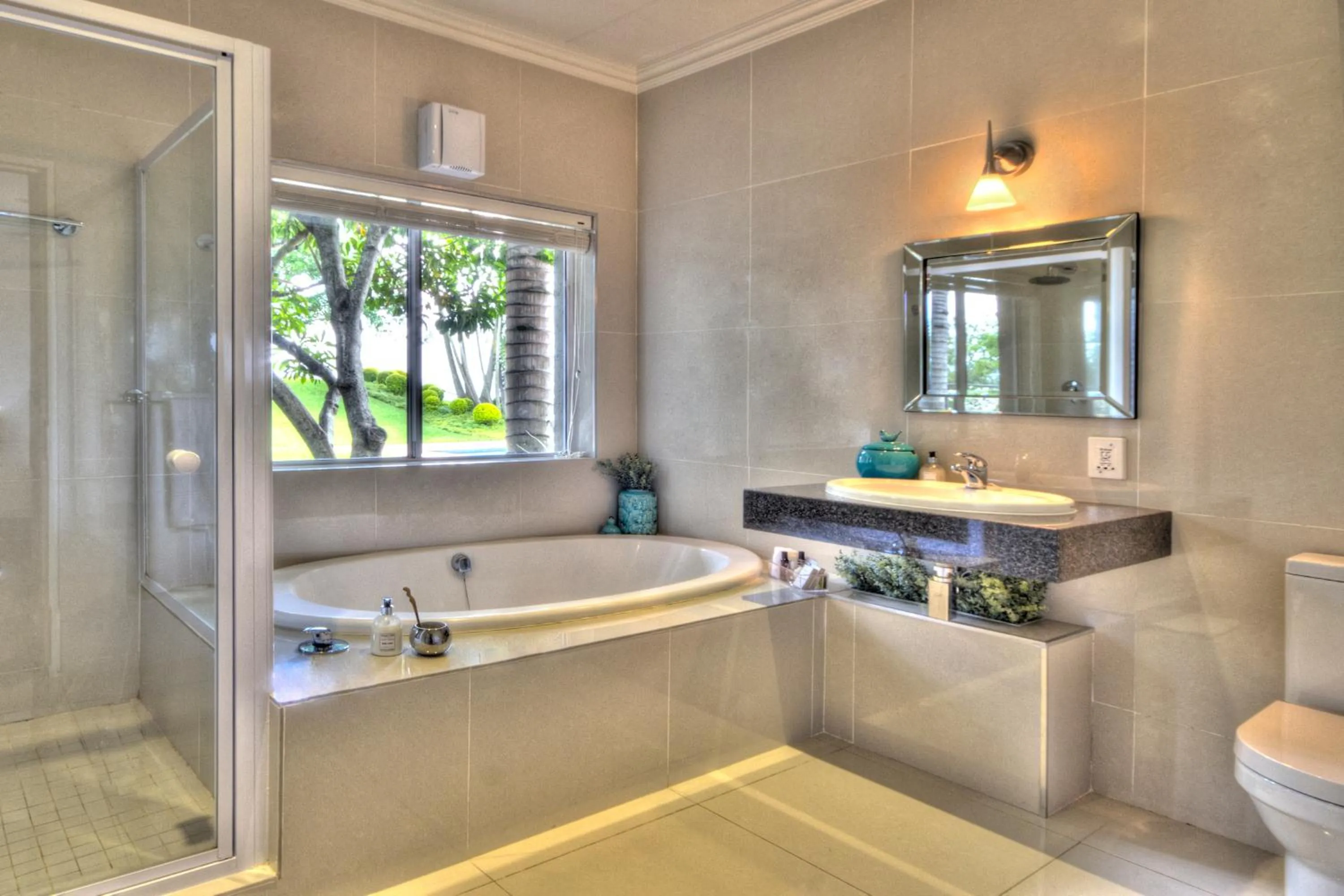 Bathroom in Loerie's Call Guesthouse