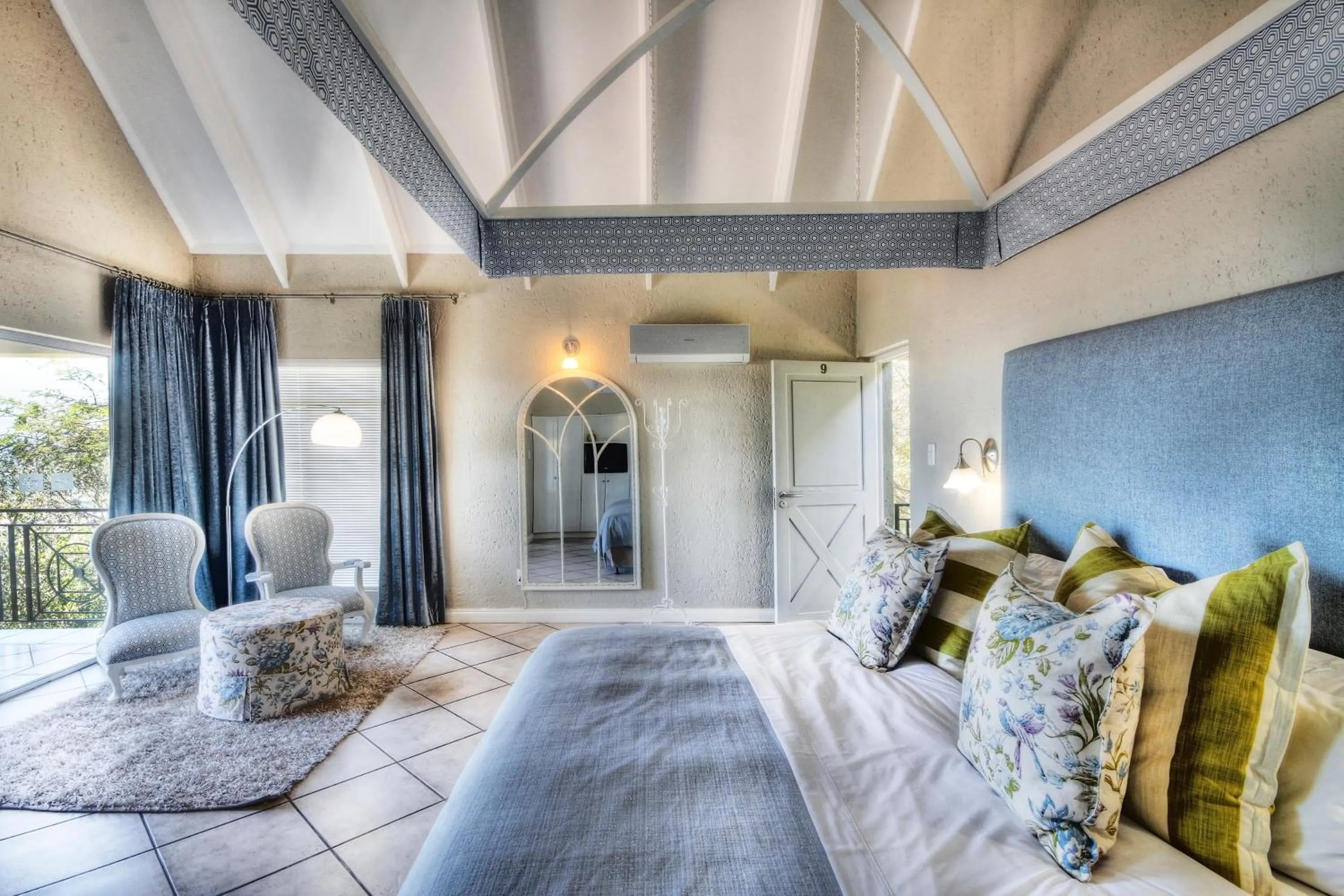 Photo of the whole room, Bed in Loerie's Call Guesthouse