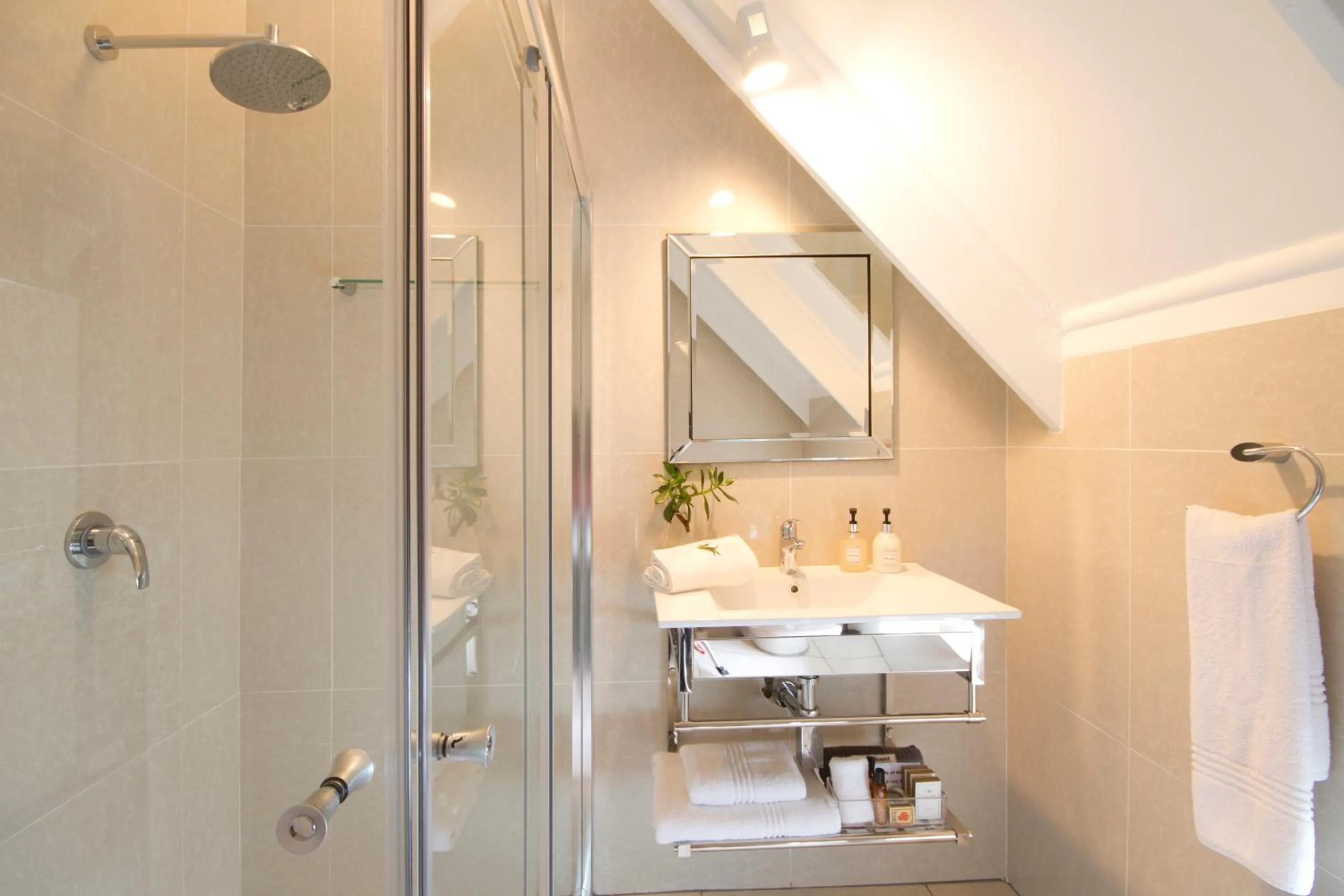 Bathroom in Loerie's Call Guesthouse